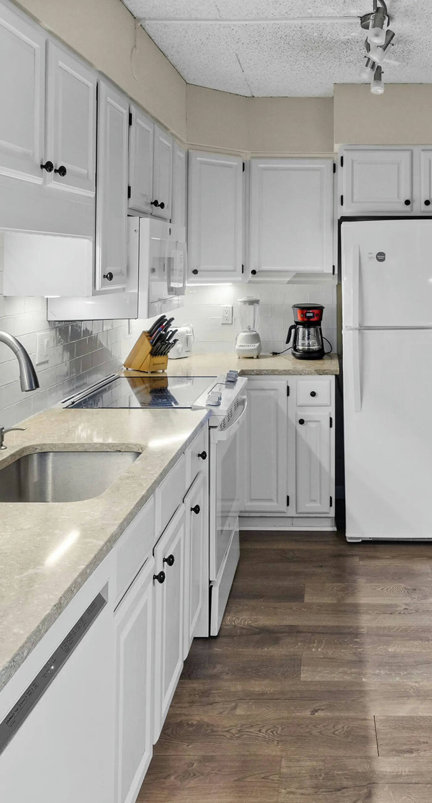 Island Echos 6E  Updated beachfront condo with beach setup & quick drive to entertainment