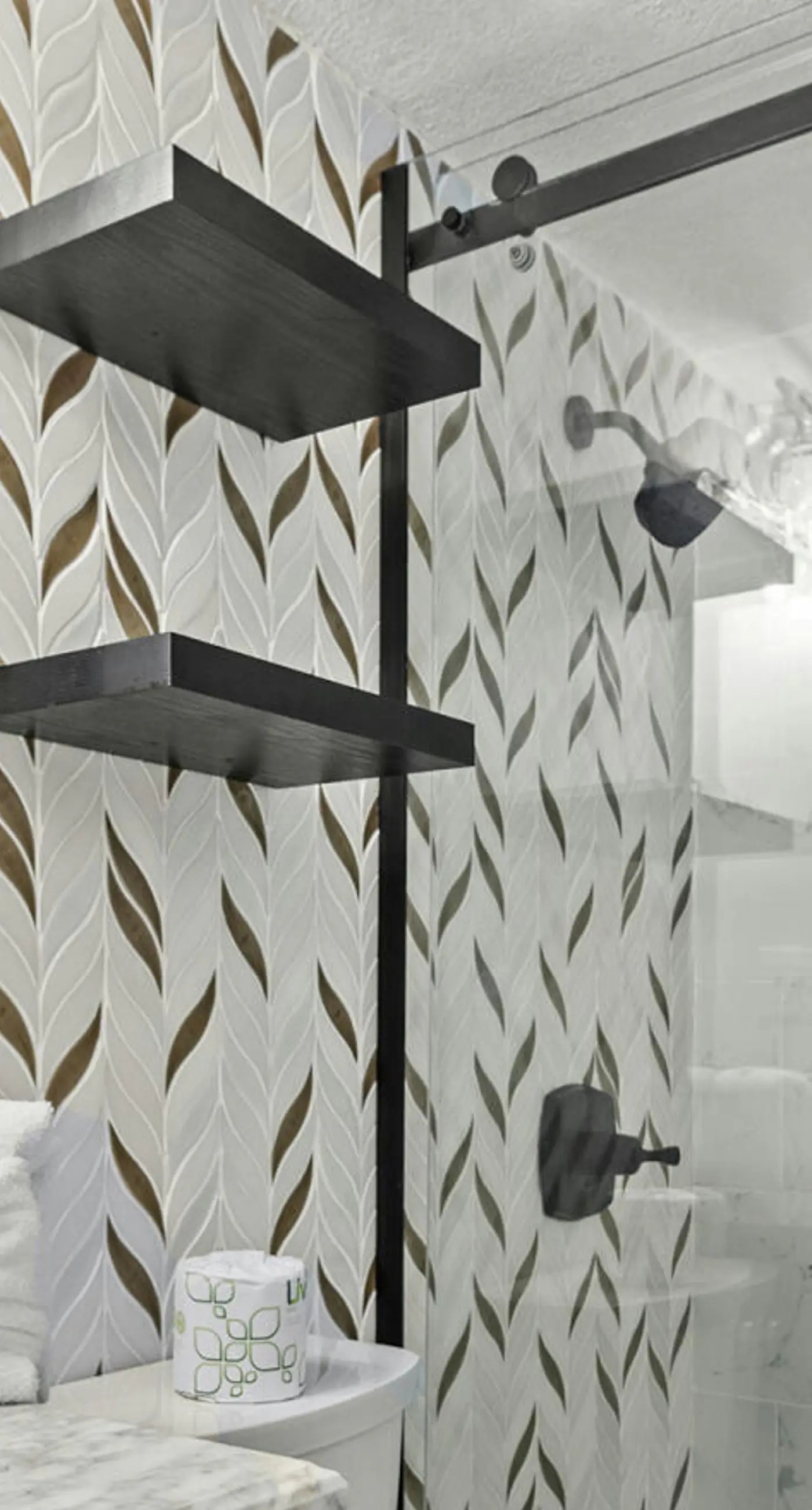 Island Echos 6E  Updated beachfront condo with beach setup & quick drive to entertainment