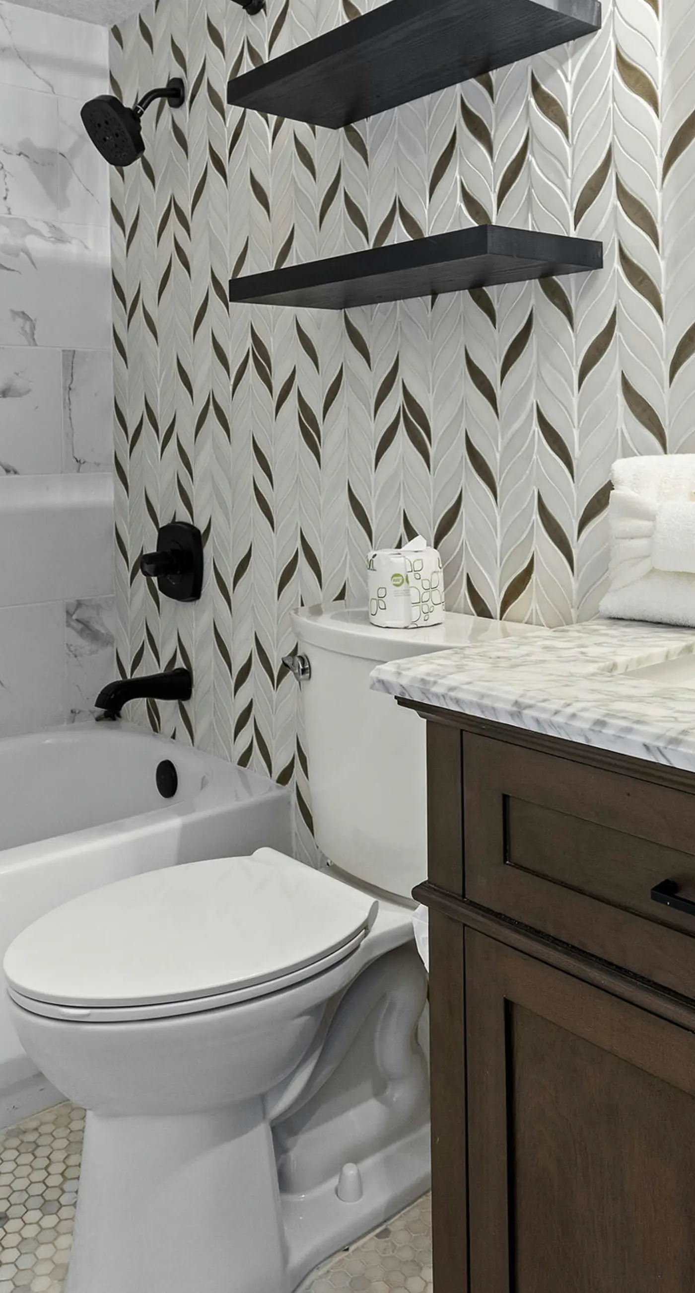 Island Echos 6E  Updated beachfront condo with beach setup & quick drive to entertainment