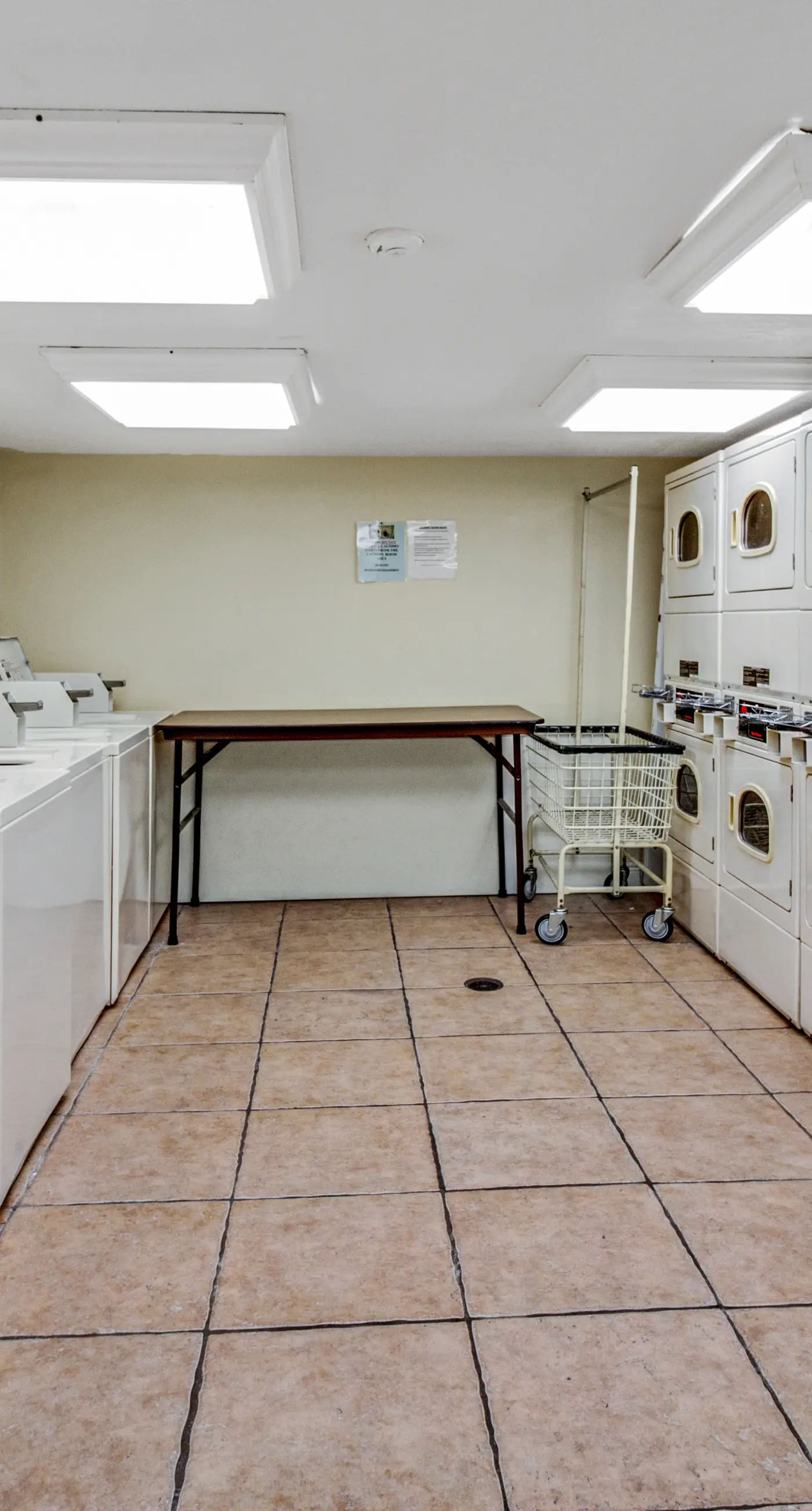 Island Echos 6E  Updated beachfront condo with beach setup & quick drive to entertainment