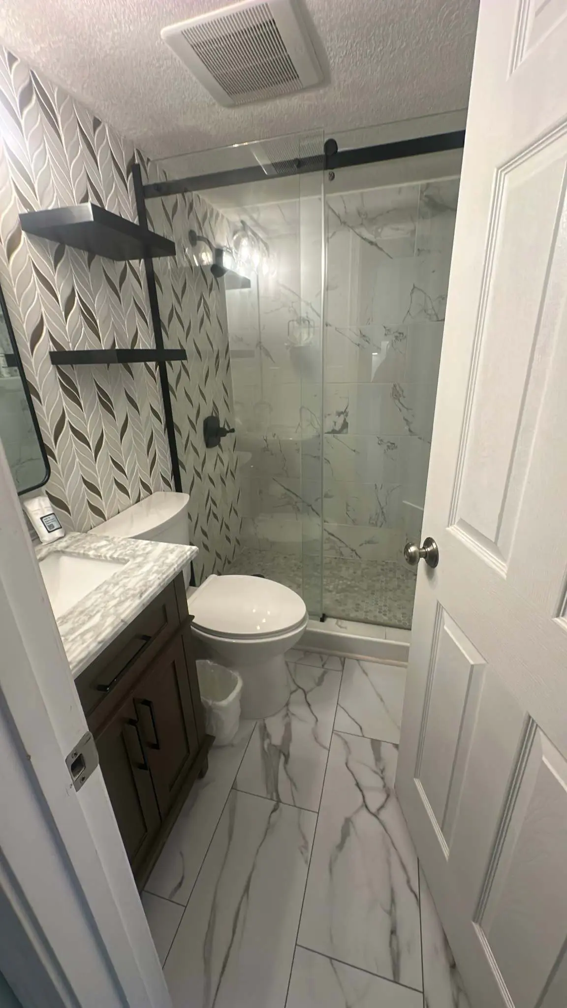 Island Echos 6E  Updated beachfront condo with beach setup & quick drive to entertainment