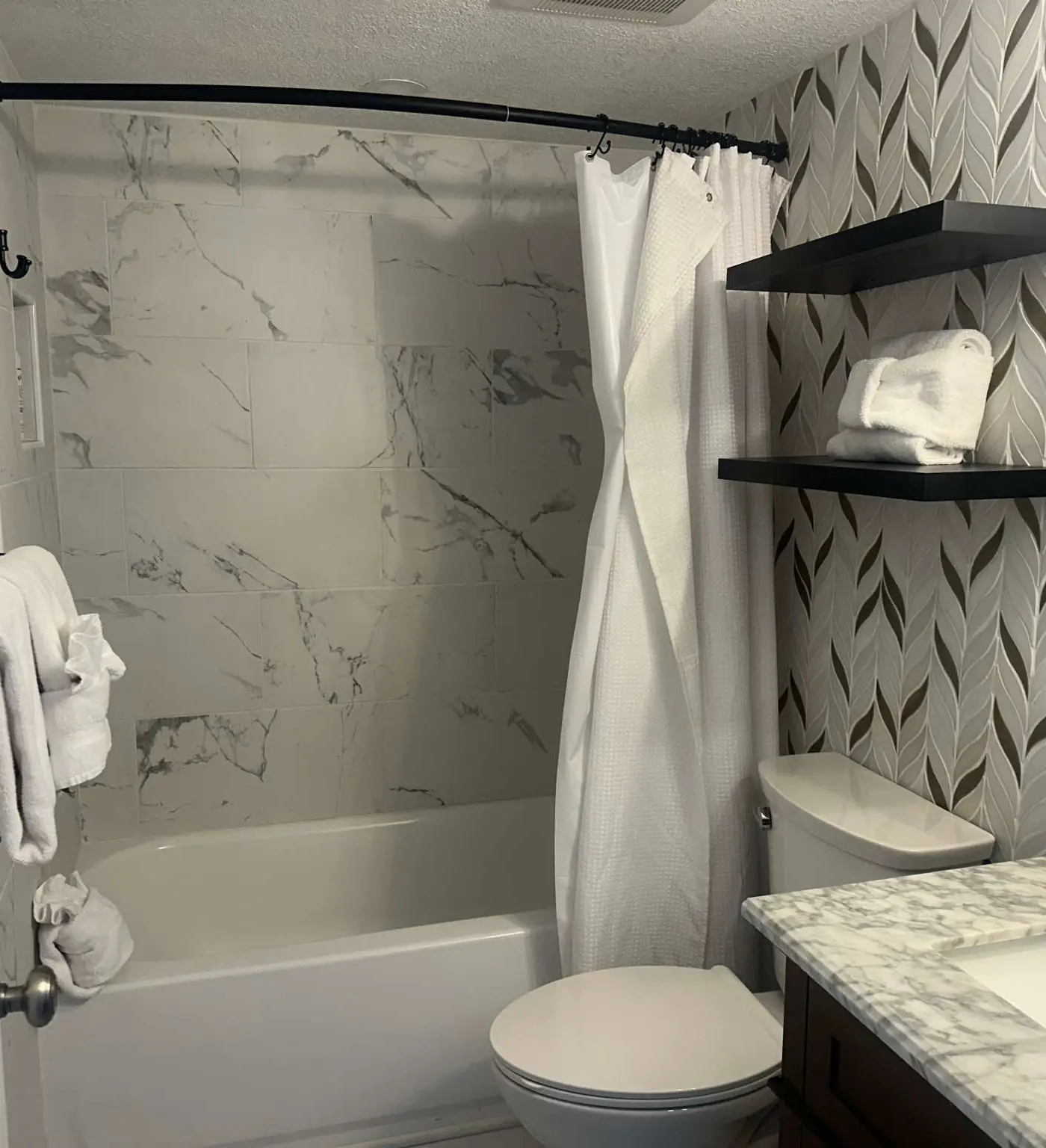 Island Echos 6E  Updated beachfront condo with beach setup & quick drive to entertainment