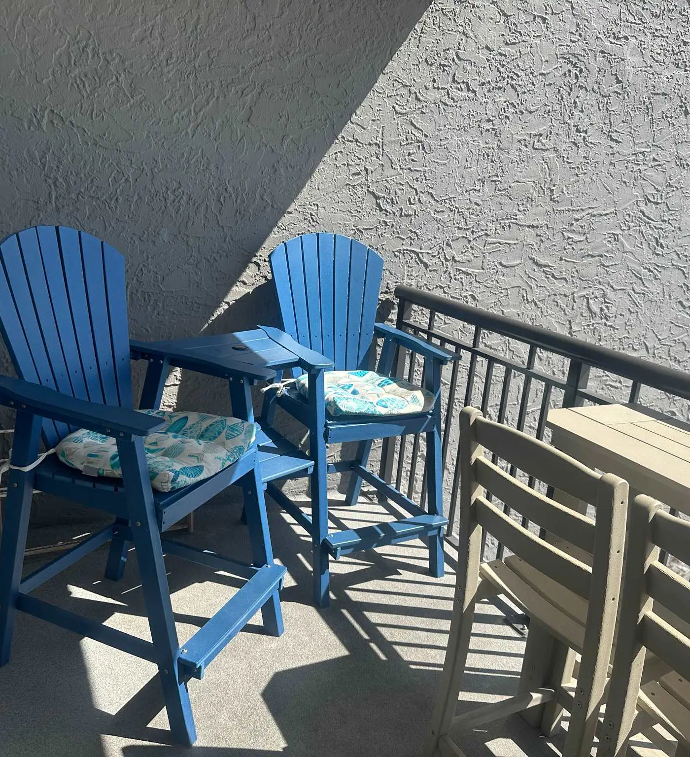 Island Echos 6E  Updated beachfront condo with beach setup & quick drive to entertainment