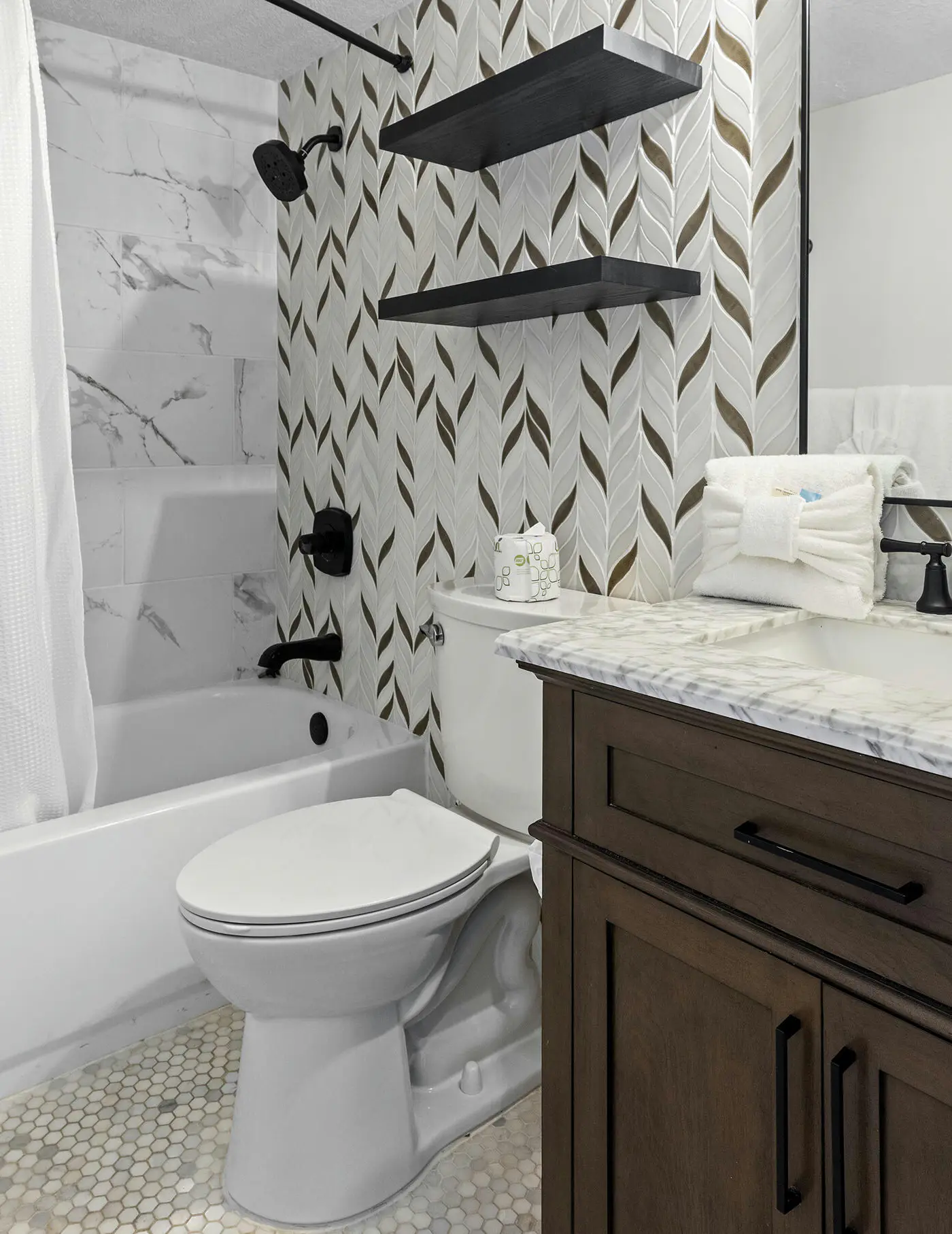 Island Echos 6E  Updated beachfront condo with beach setup & quick drive to entertainment