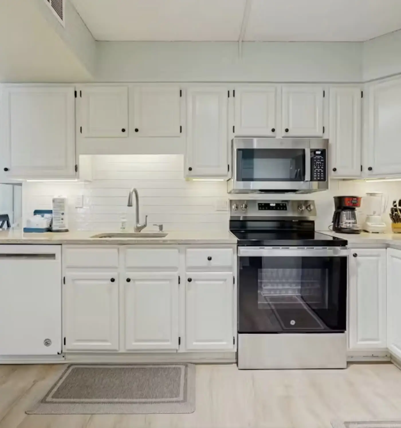 Island Echos 6E  Updated beachfront condo with beach setup & quick drive to entertainment