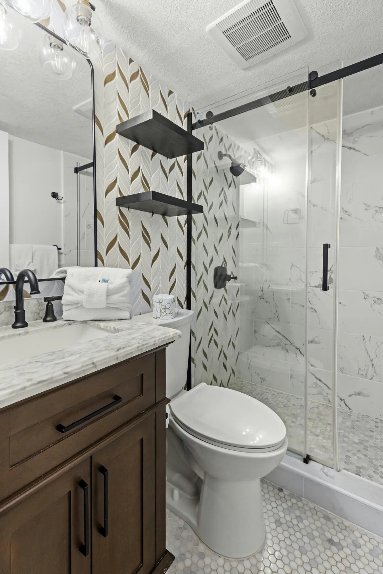 Island Echos 6E  Updated beachfront condo with beach setup & quick drive to entertainment