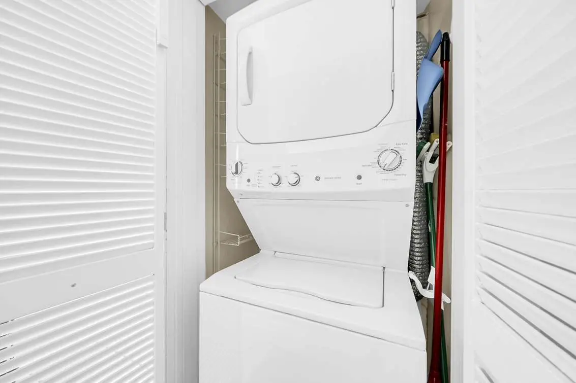 Island Echos 6E  Updated beachfront condo with beach setup & quick drive to entertainment