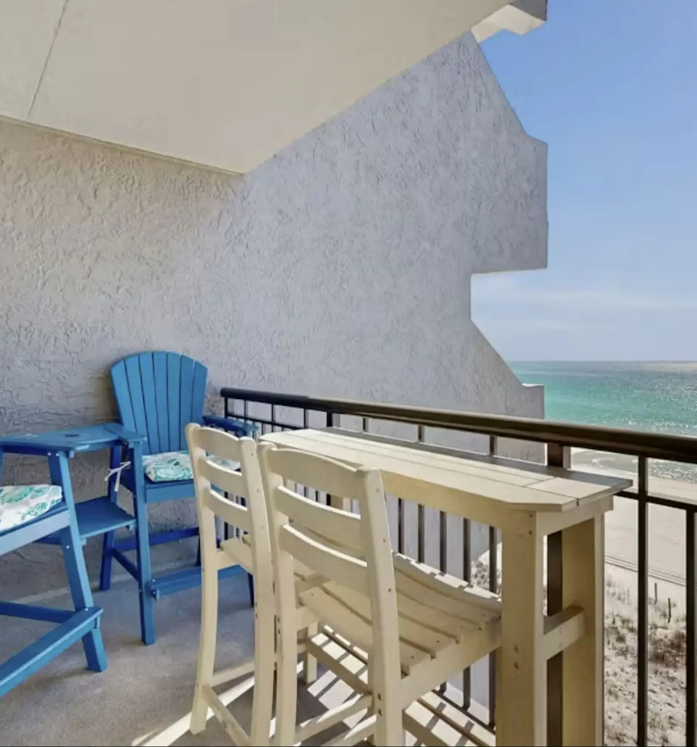 Island Echos 6E  Updated beachfront condo with beach setup & quick drive to entertainment
