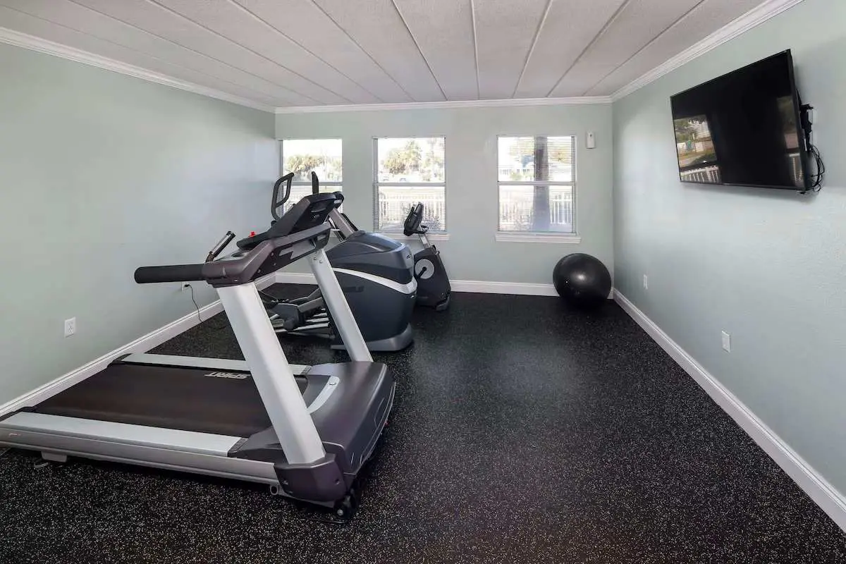 Island Echos 6E  Updated beachfront condo with beach setup & quick drive to entertainment