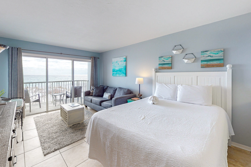 Islander W 204 - Cozy beachfront condo, beach setup included, pool, quick drive to dining
