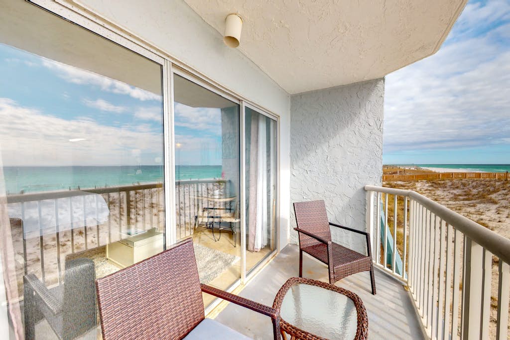 Islander W 204 - Cozy beachfront condo, beach setup included, pool, quick drive to dining
