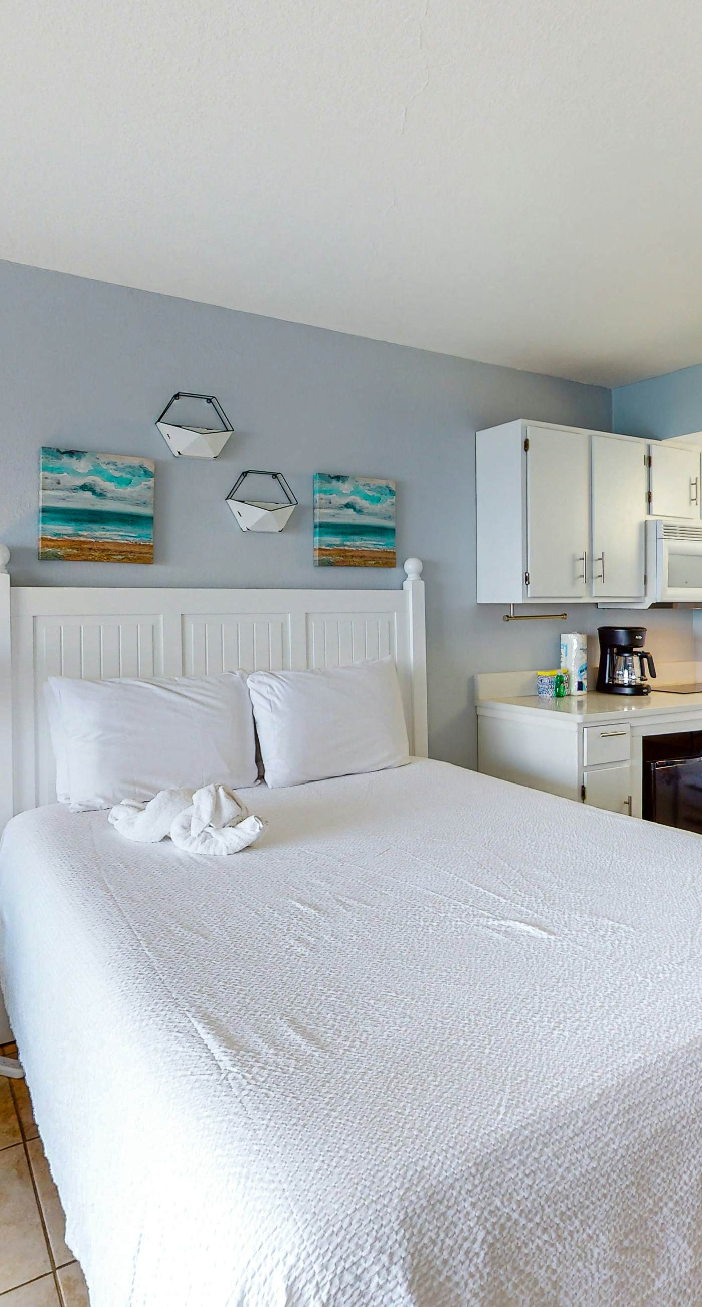 Islander W 204 - Cozy beachfront condo, beach setup included, pool, quick drive to dining