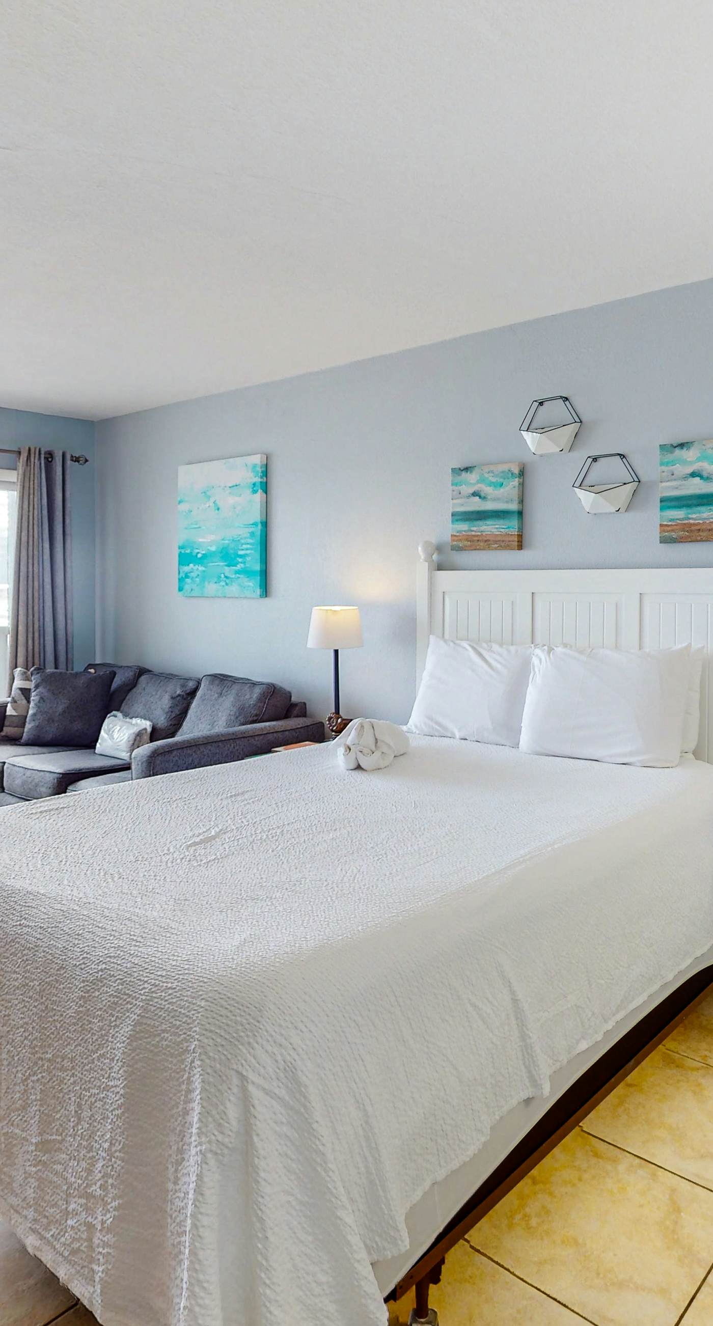 Islander W 204 - Cozy beachfront condo, beach setup included, pool, quick drive to dining