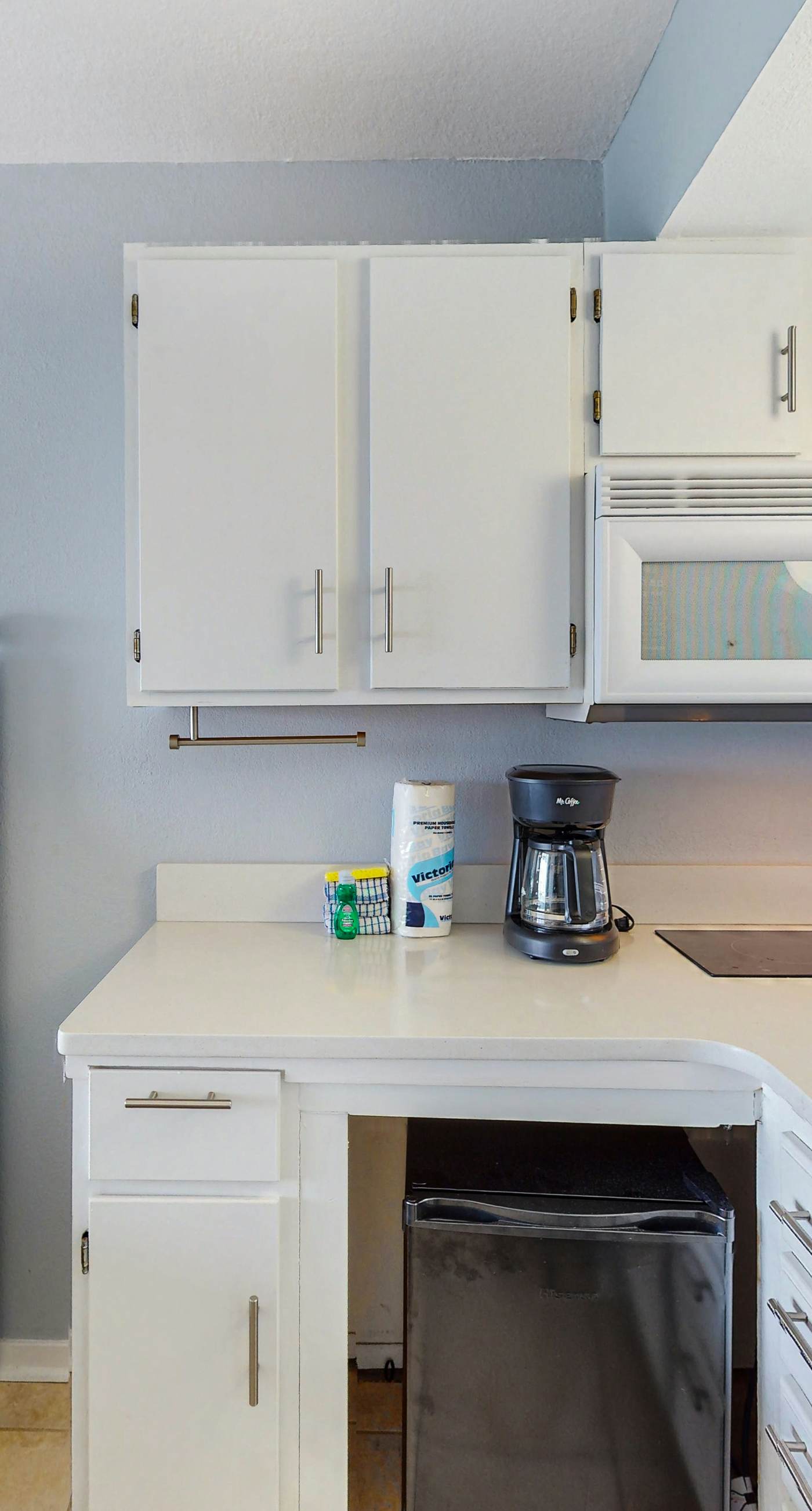 Islander W 204 - Cozy beachfront condo, beach setup included, pool, quick drive to dining