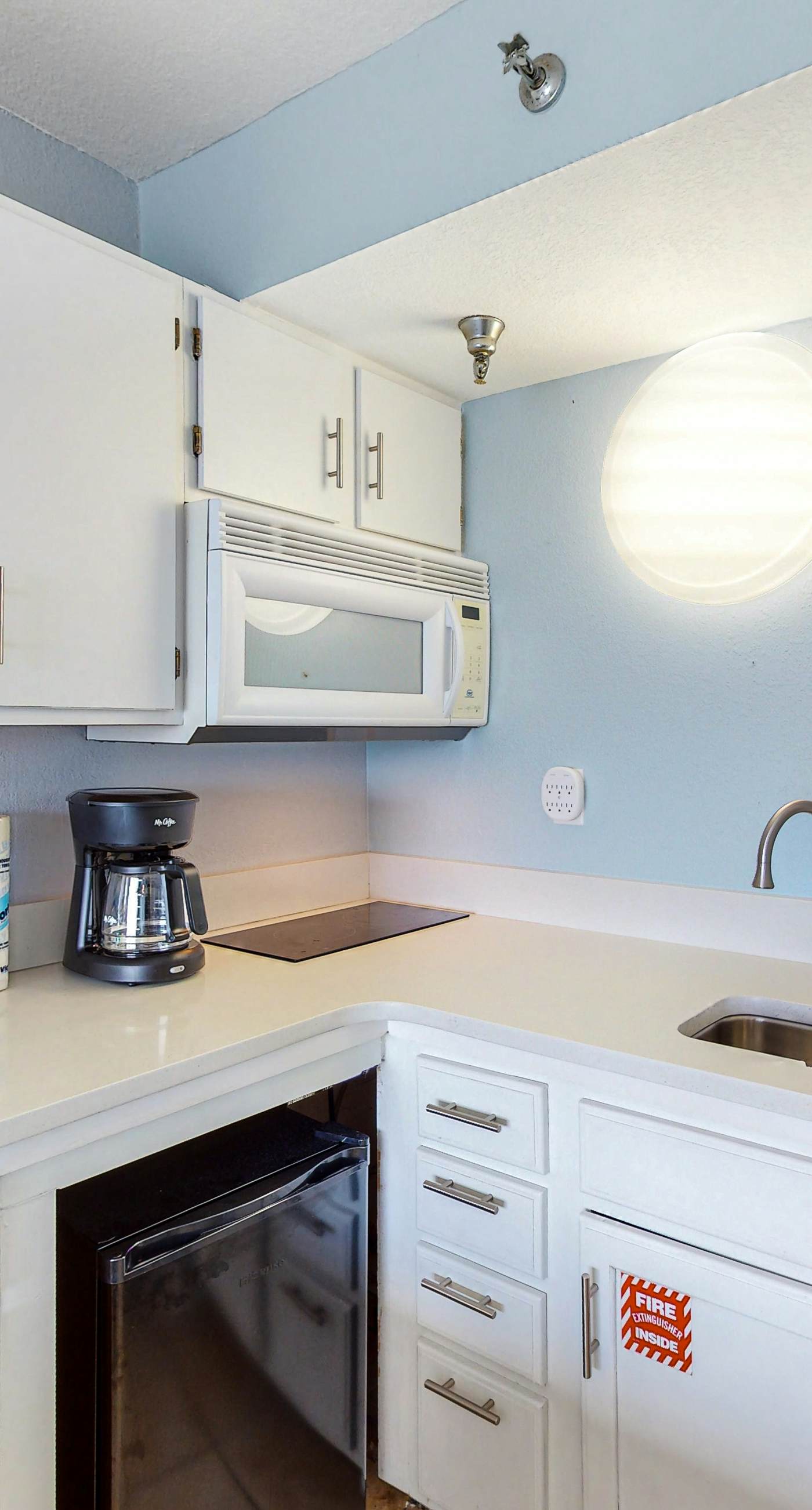 Islander W 204 - Cozy beachfront condo, beach setup included, pool, quick drive to dining