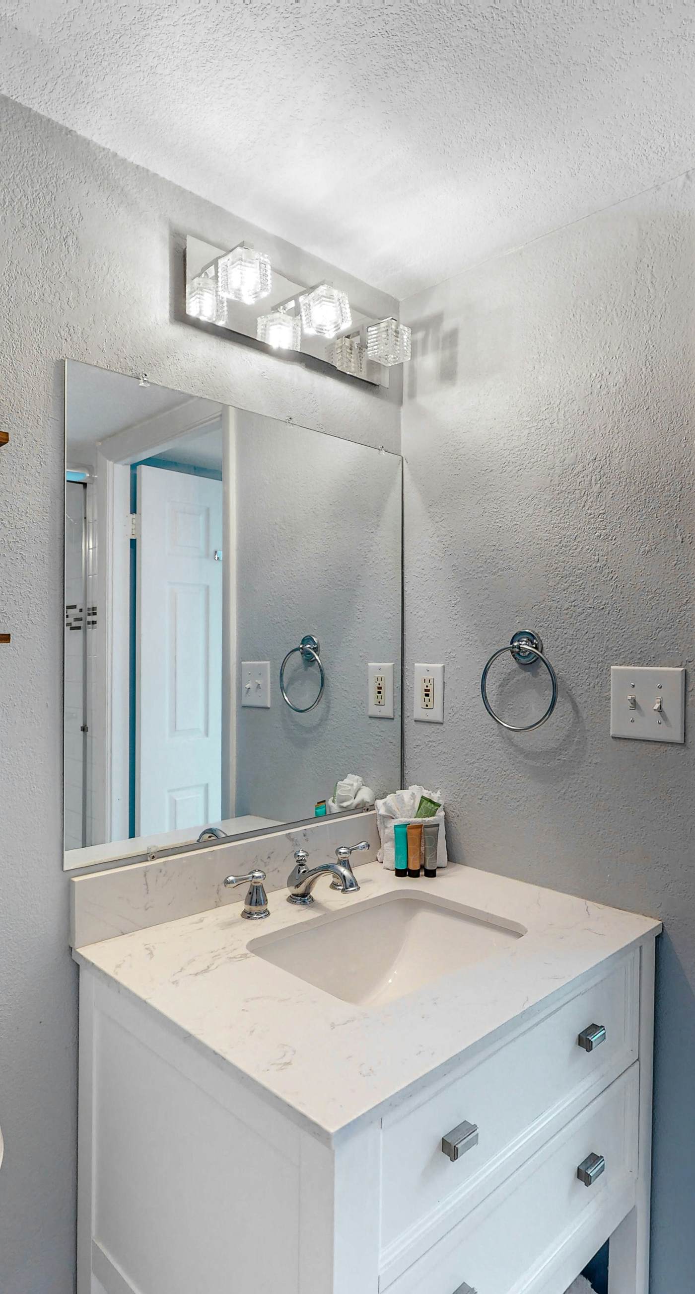 Islander W 204 - Cozy beachfront condo, beach setup included, pool, quick drive to dining