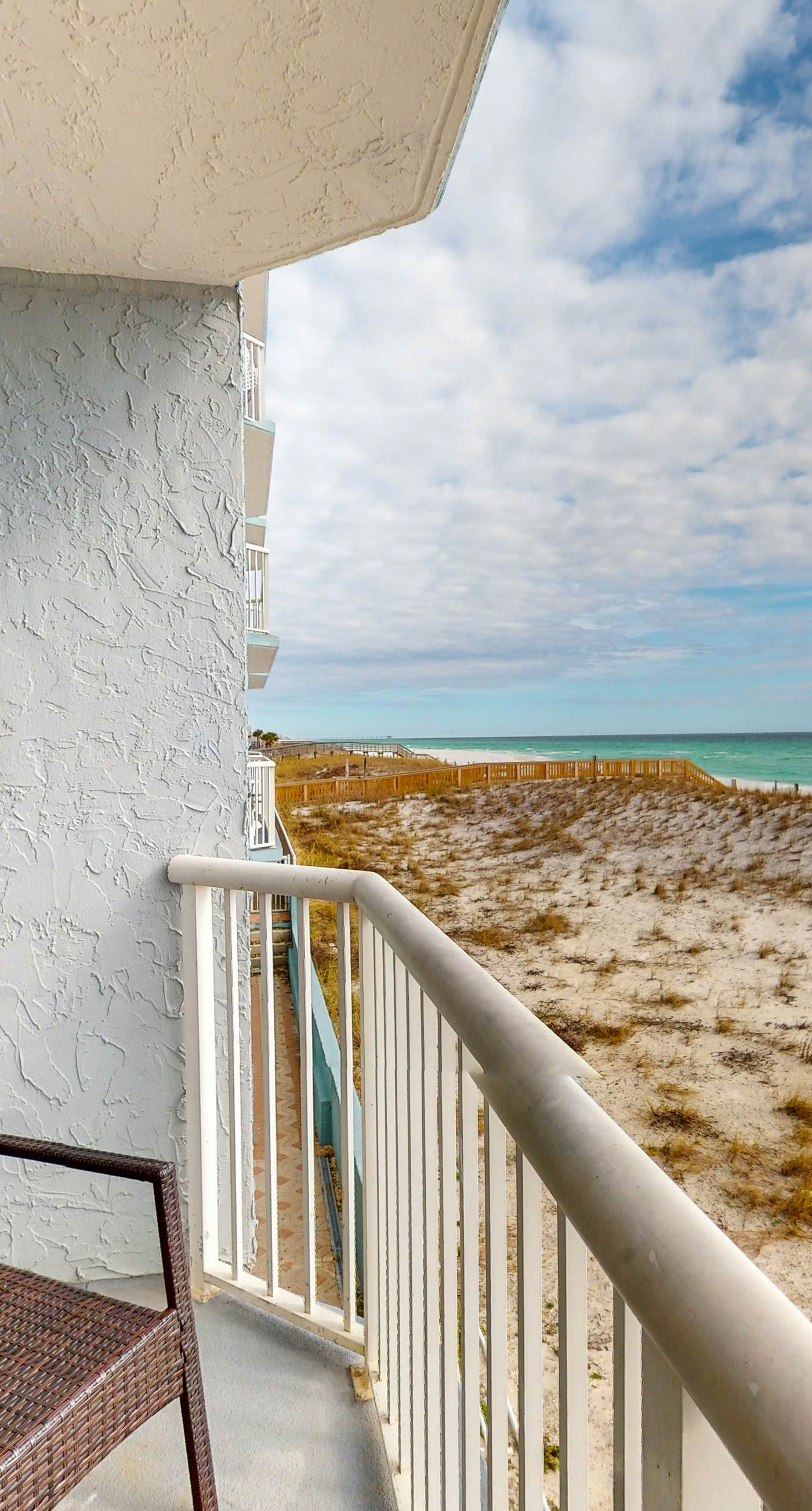 Islander W 204 - Cozy beachfront condo, beach setup included, pool, quick drive to dining