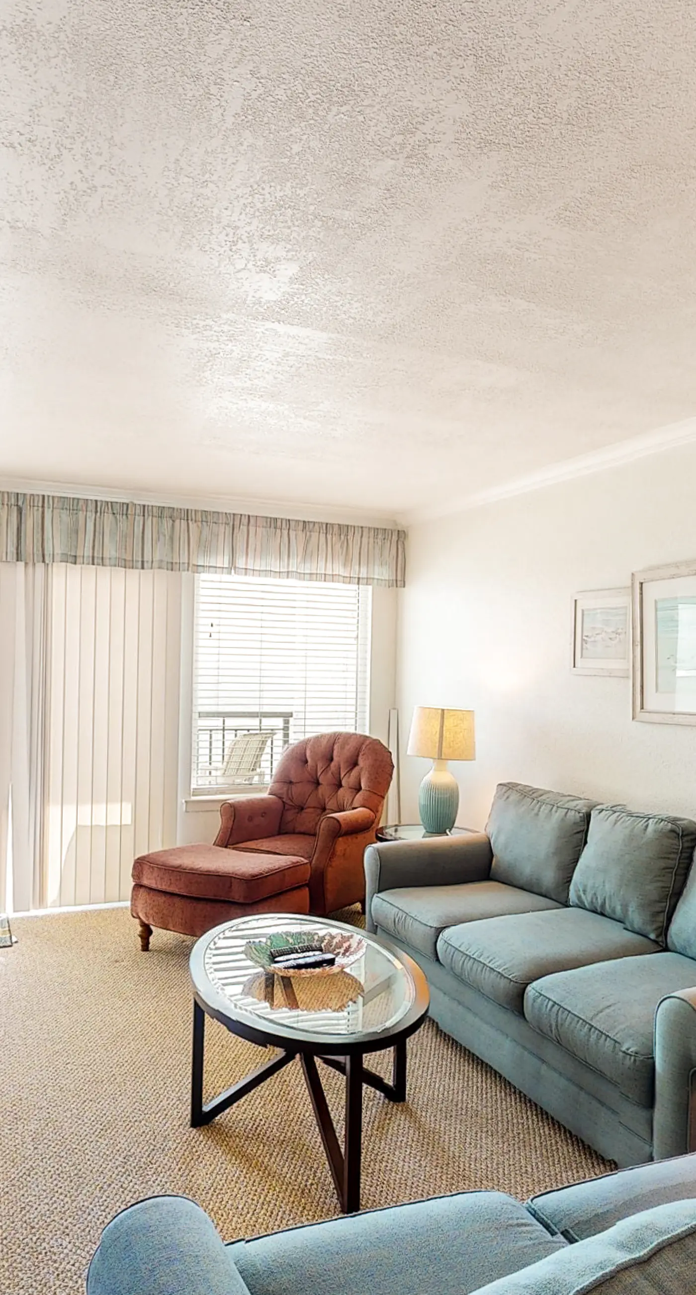 Island Echos 7J. Great beachfront condo, pool & tennis courts - quick drive to dining