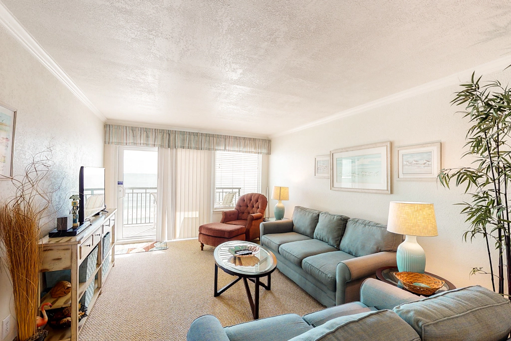 Great beachfront condo, pool & tennis courts - quick drive to dining