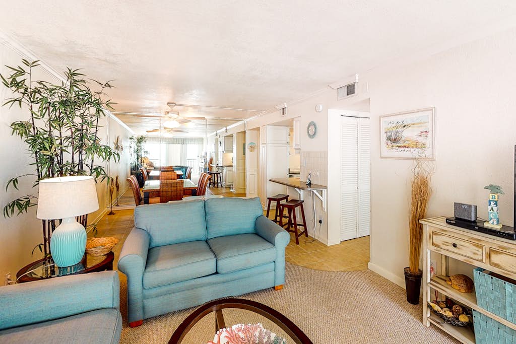 Great beachfront condo, pool & tennis courts - quick drive to dining