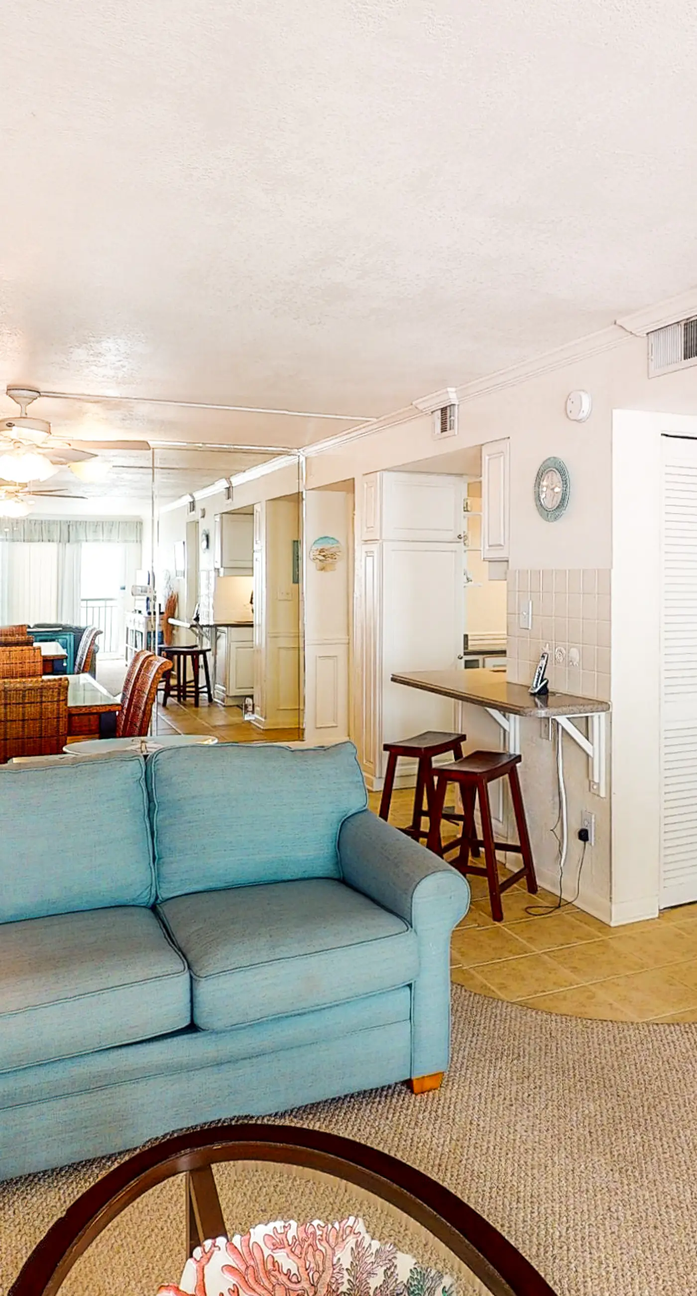 Island Echos 7J. Great beachfront condo, pool & tennis courts - quick drive to dining