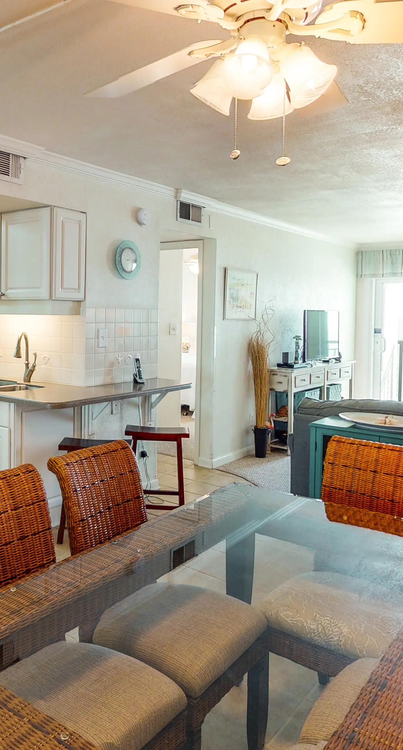 Island Echos 7J. Great beachfront condo, pool & tennis courts - quick drive to dining