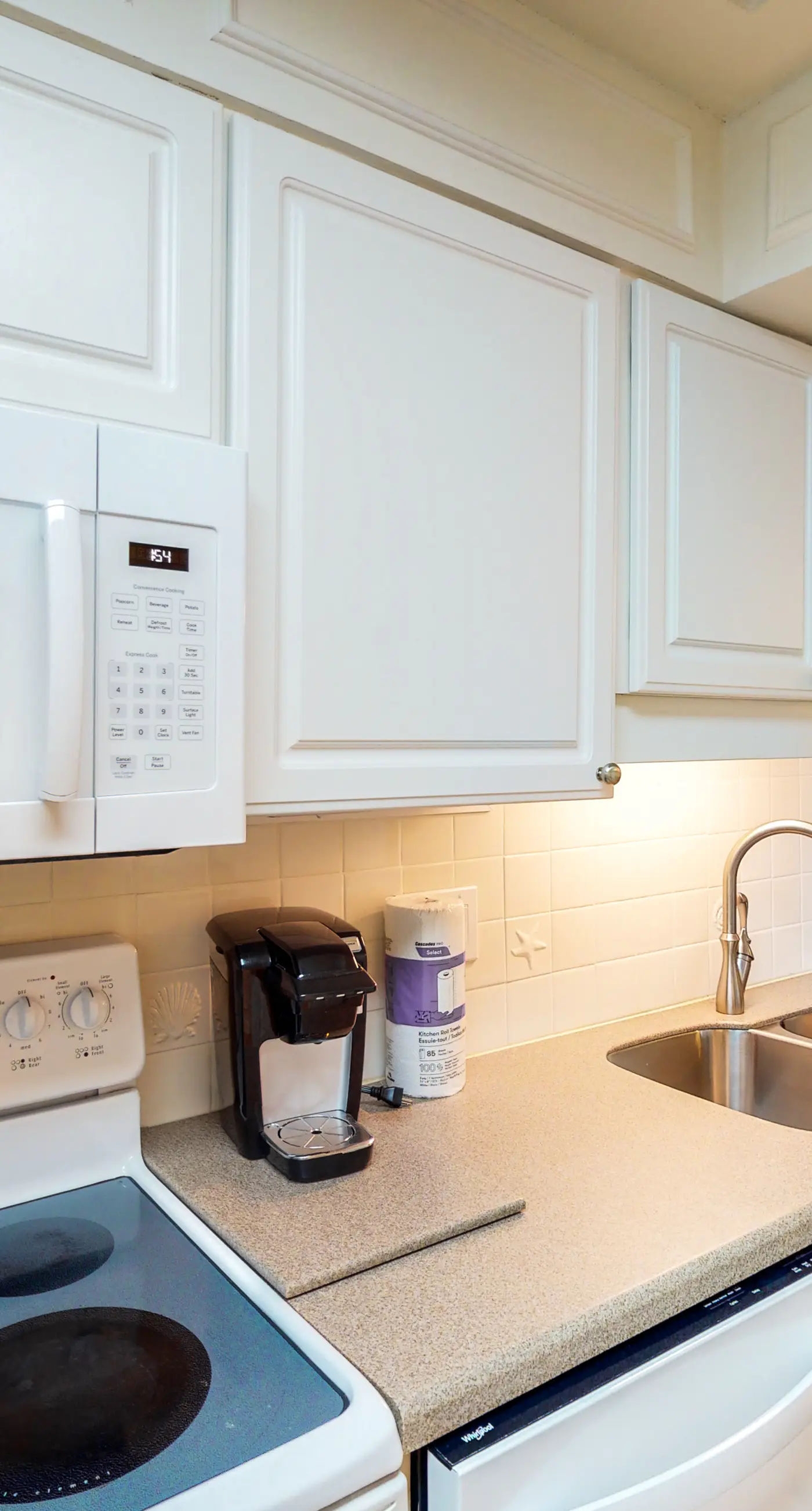 Island Echos 7J. Great beachfront condo, pool & tennis courts - quick drive to dining
