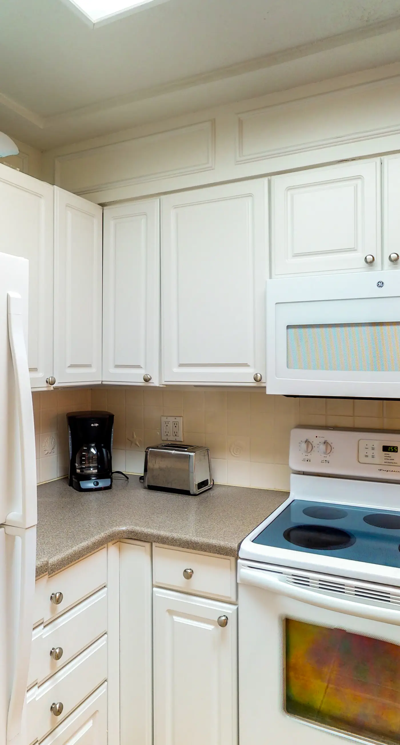 Island Echos 7J. Great beachfront condo, pool & tennis courts - quick drive to dining