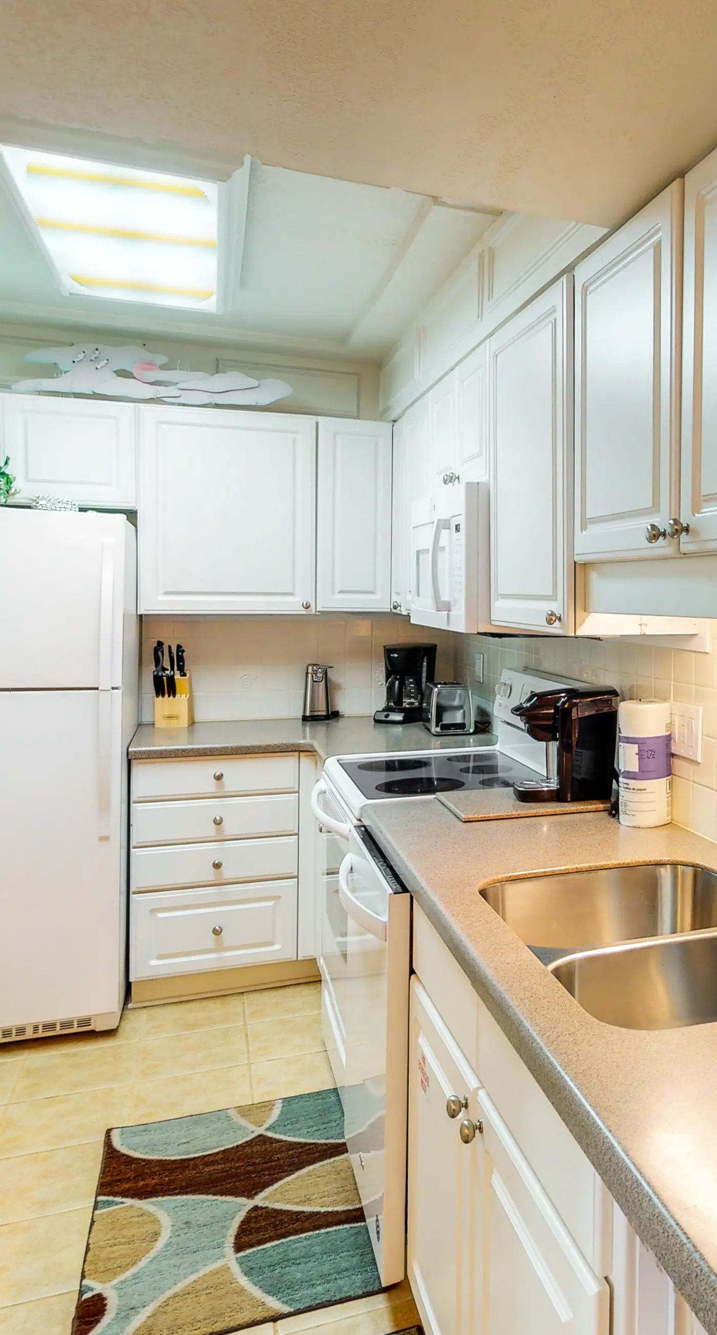 Island Echos 7J. Great beachfront condo, pool & tennis courts - quick drive to dining