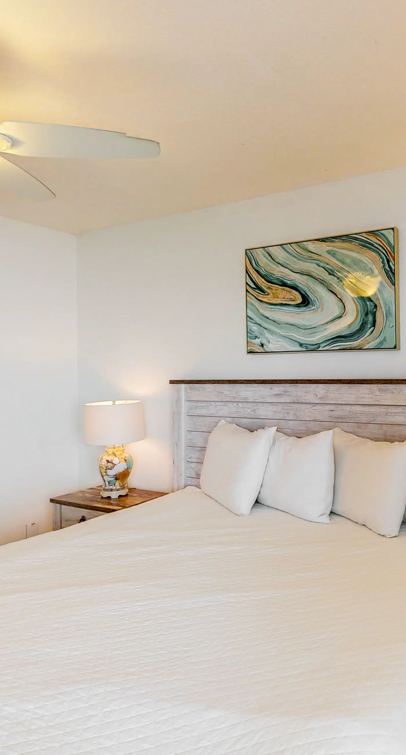 Island Echos 7J. Great beachfront condo, pool & tennis courts - quick drive to dining