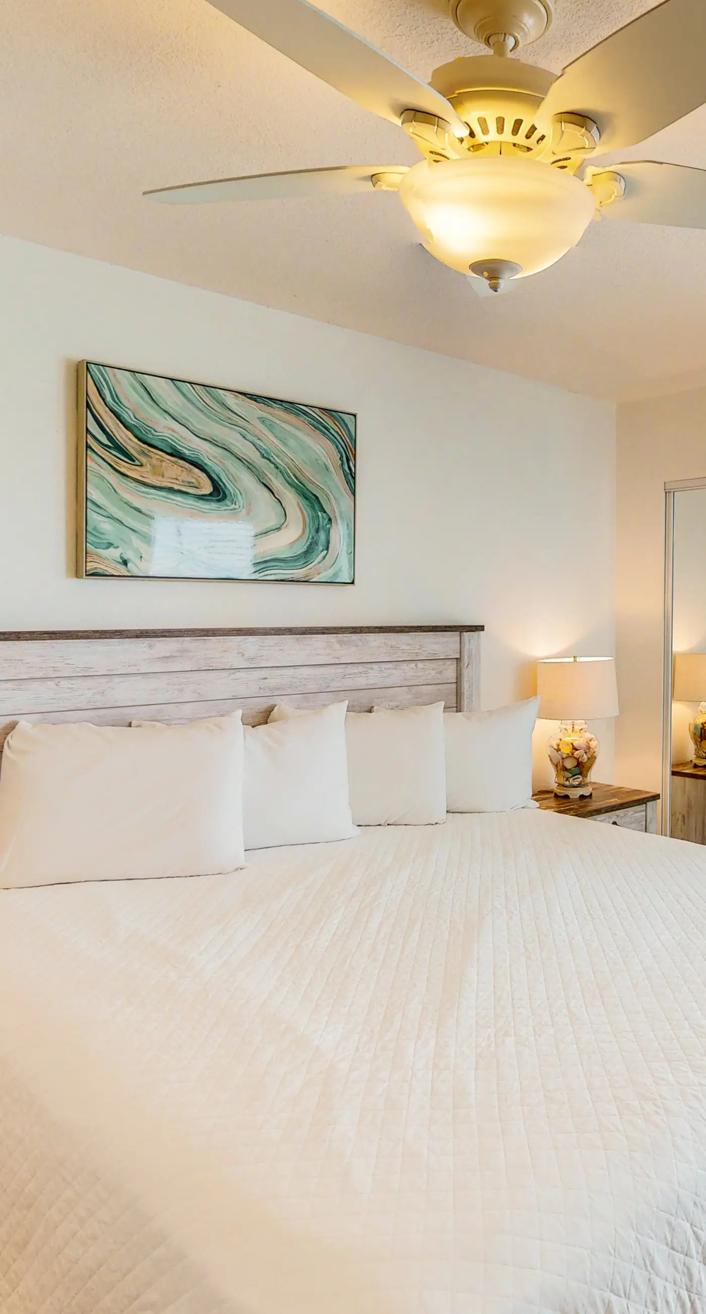 Island Echos 7J. Great beachfront condo, pool & tennis courts - quick drive to dining