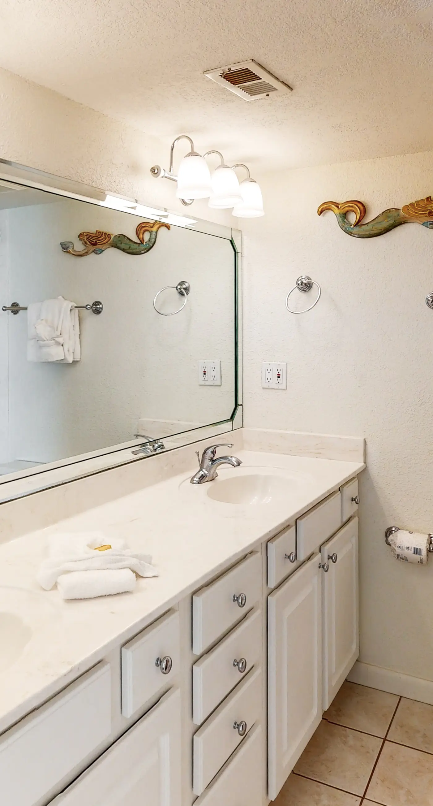 Island Echos 7J. Great beachfront condo, pool & tennis courts - quick drive to dining