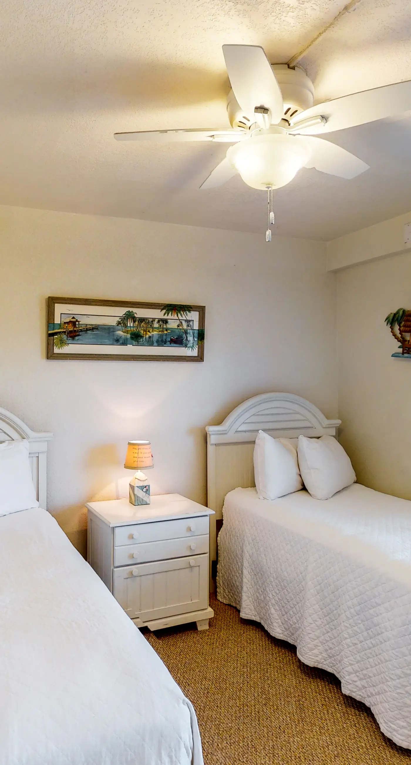 Island Echos 7J. Great beachfront condo, pool & tennis courts - quick drive to dining