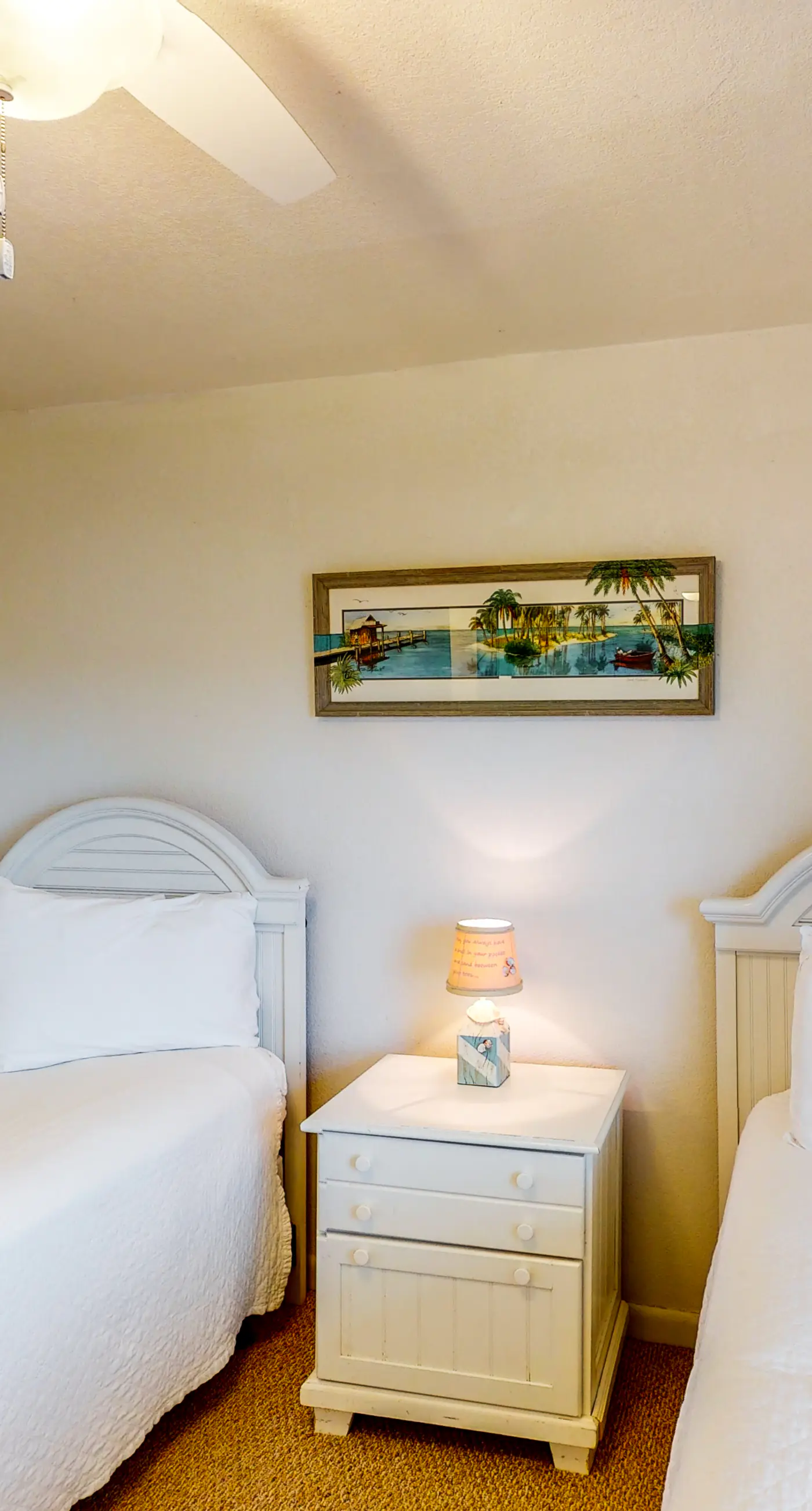 Island Echos 7J. Great beachfront condo, pool & tennis courts - quick drive to dining