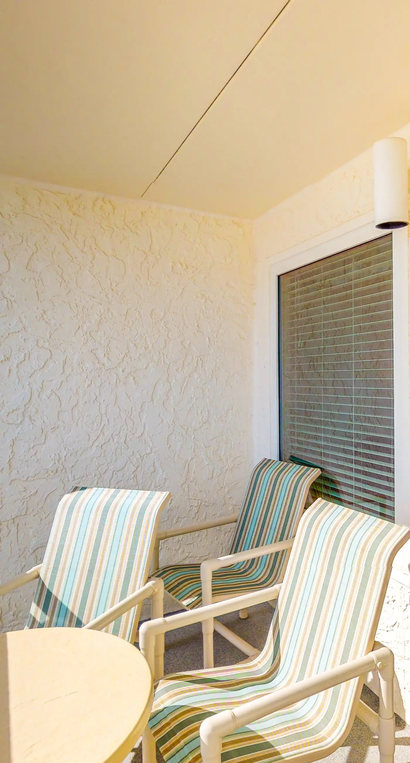 Island Echos 7J. Great beachfront condo, pool & tennis courts - quick drive to dining