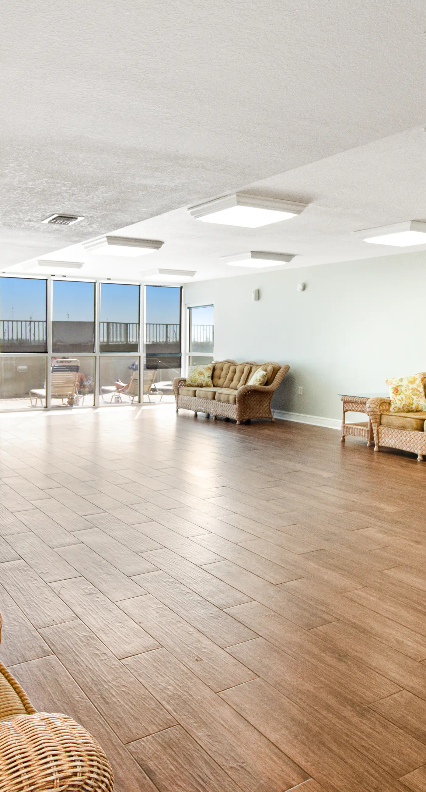 Island Echos 7J. Great beachfront condo, pool & tennis courts - quick drive to dining