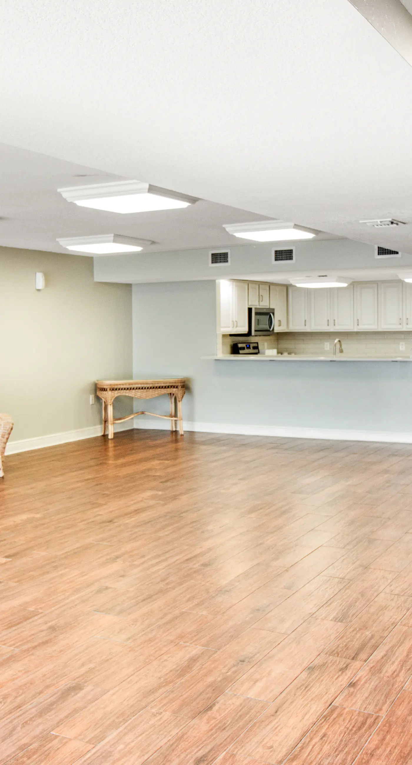 Island Echos 7J. Great beachfront condo, pool & tennis courts - quick drive to dining