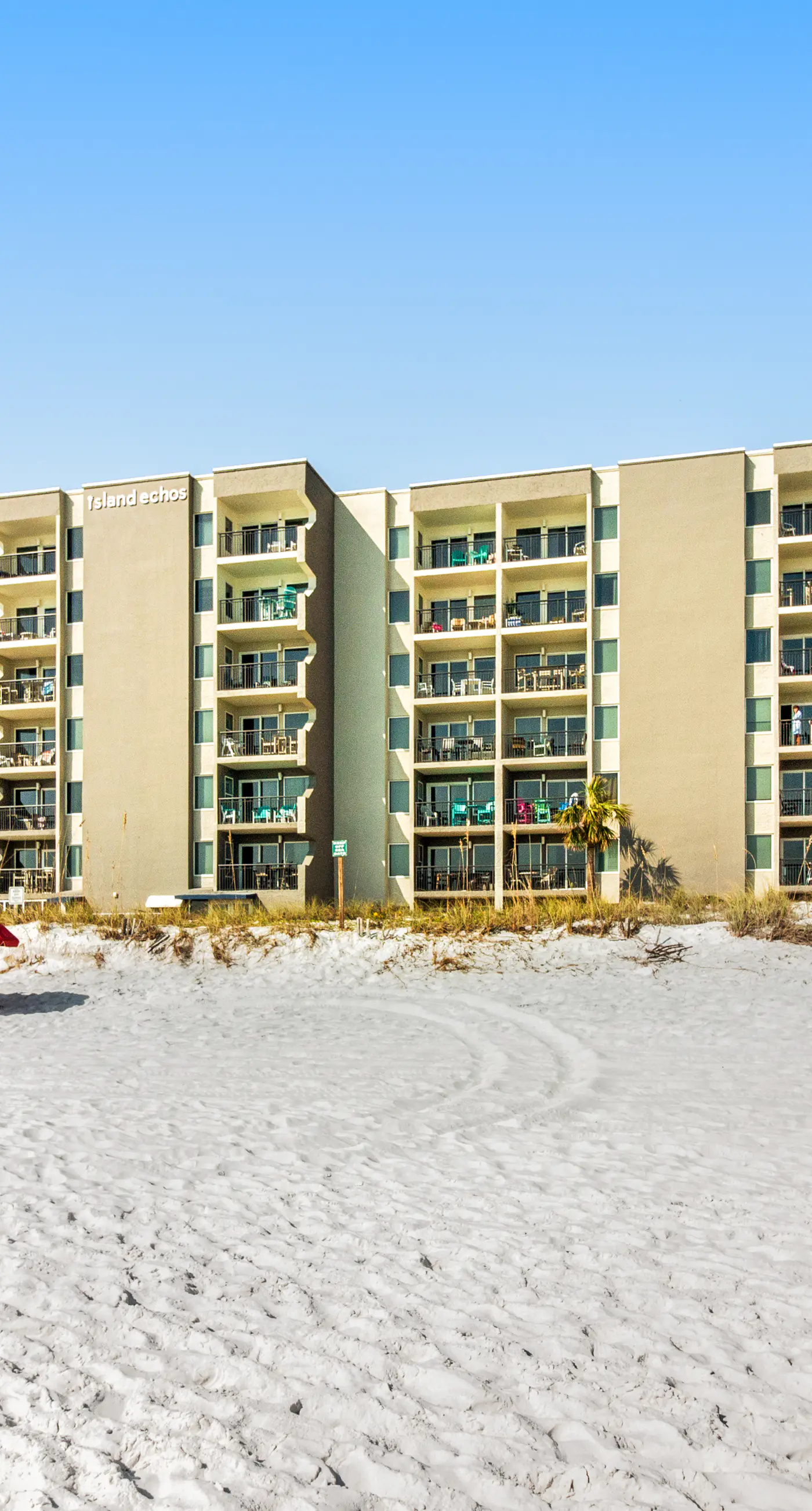 Island Echos 7J. Great beachfront condo, pool & tennis courts - quick drive to dining