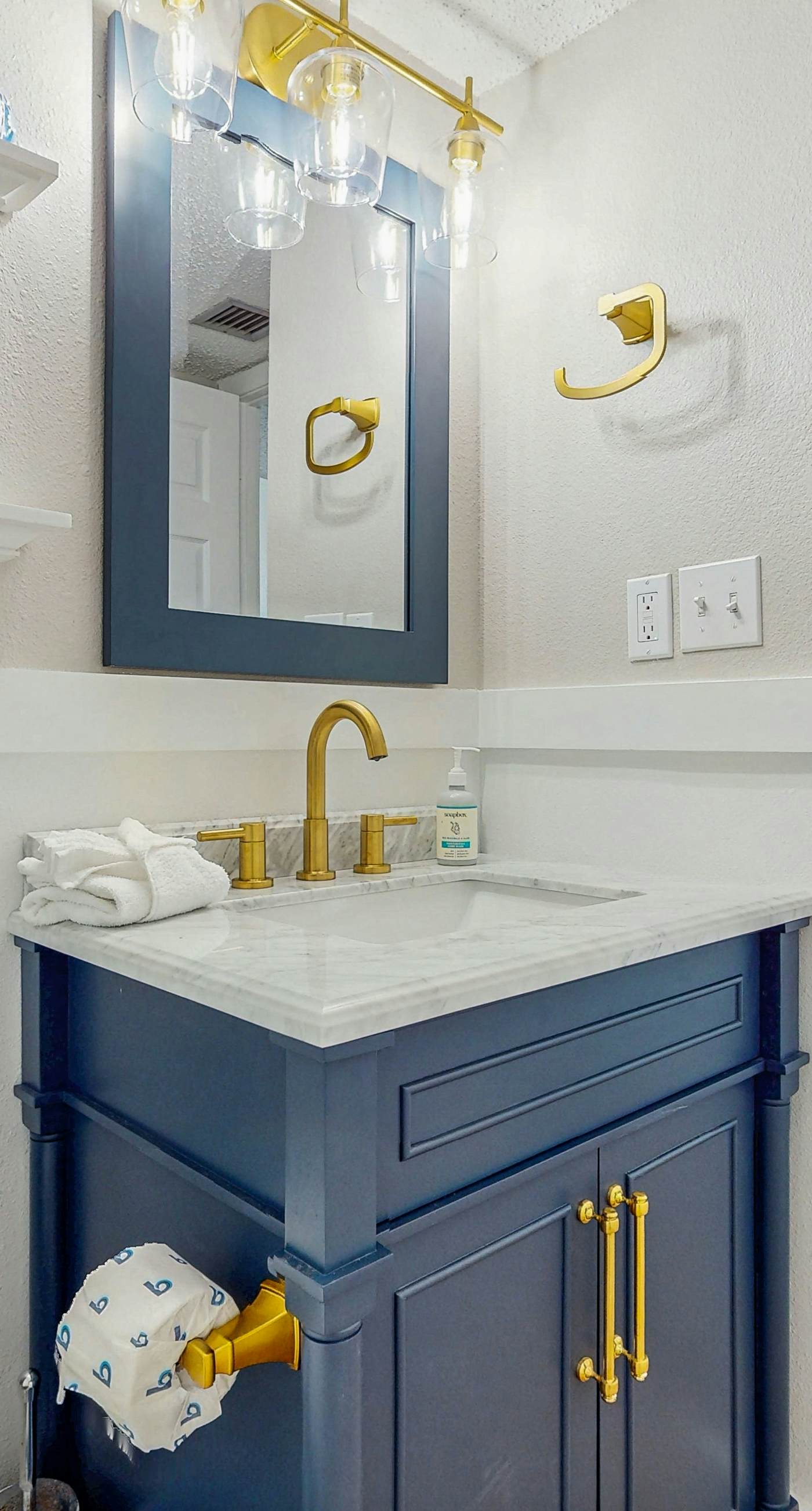 Islander W 402 - Fourth floor oceanfront studio w/ ocean views, pool access, central AC, and WiFi