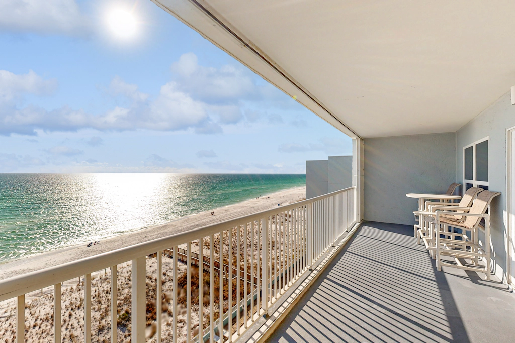 Seventh floor condo with ocean view, washer&dryer, and pool - walk to dining