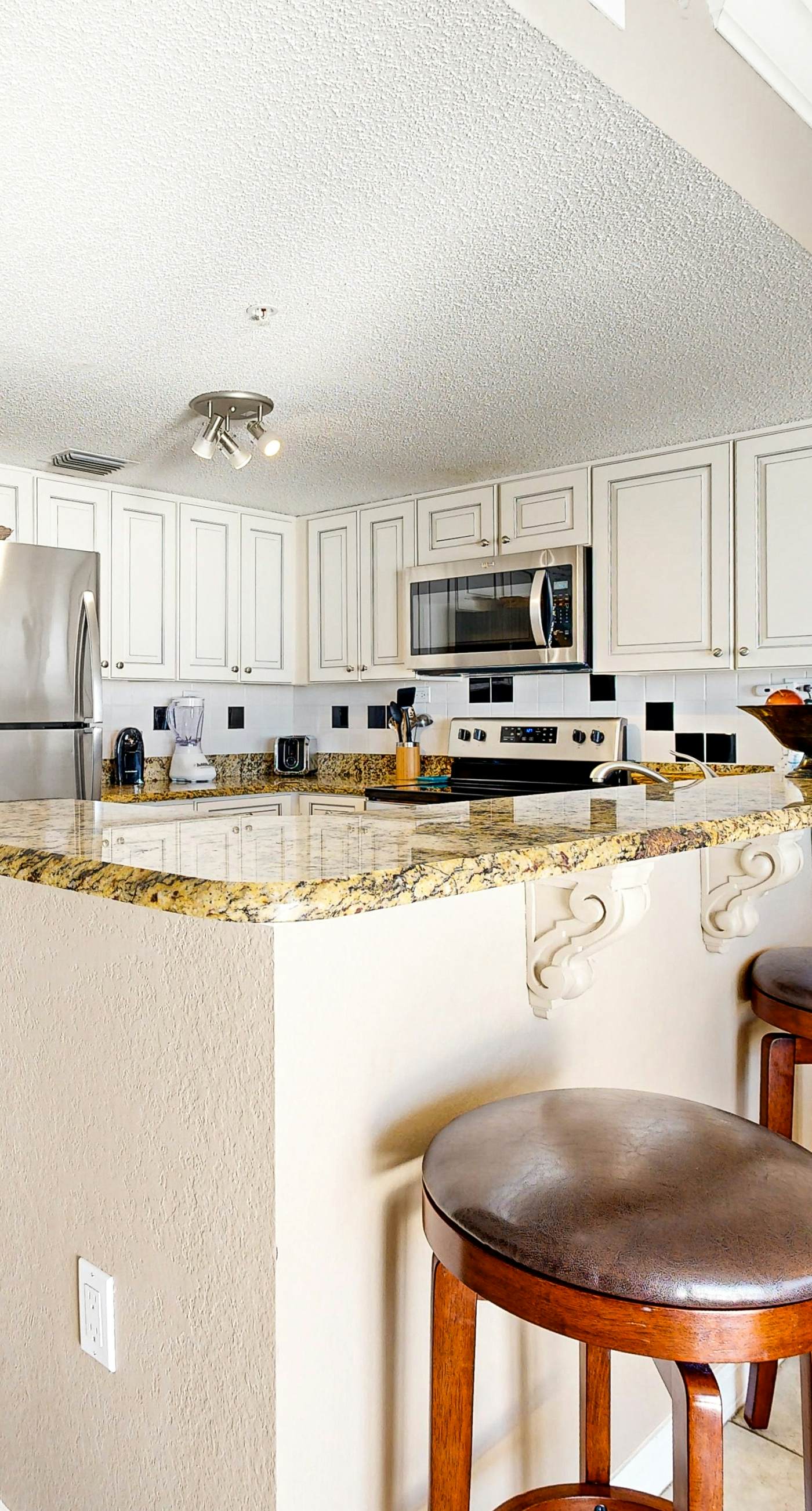 Islander E 7006 - Seventh floor condo with ocean view, washer&dryer, and pool - walk to dining