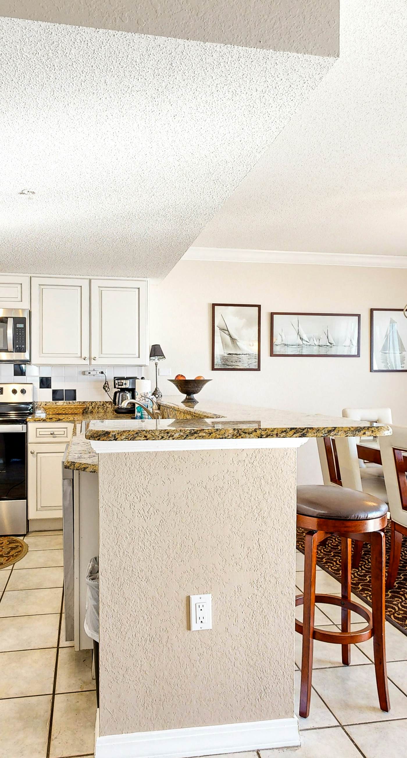Islander E 7006 - Seventh floor condo with ocean view, washer&dryer, and pool - walk to dining