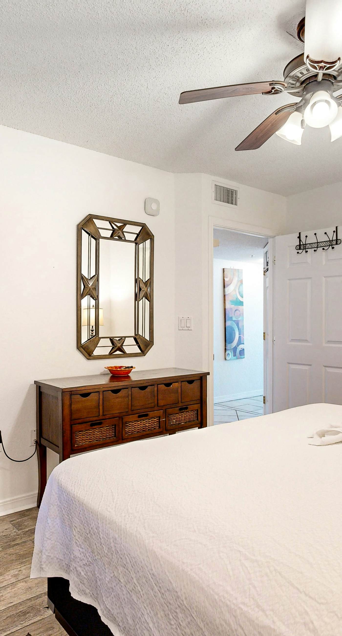 Islander E 7006 - Seventh floor condo with ocean view, washer&dryer, and pool - walk to dining