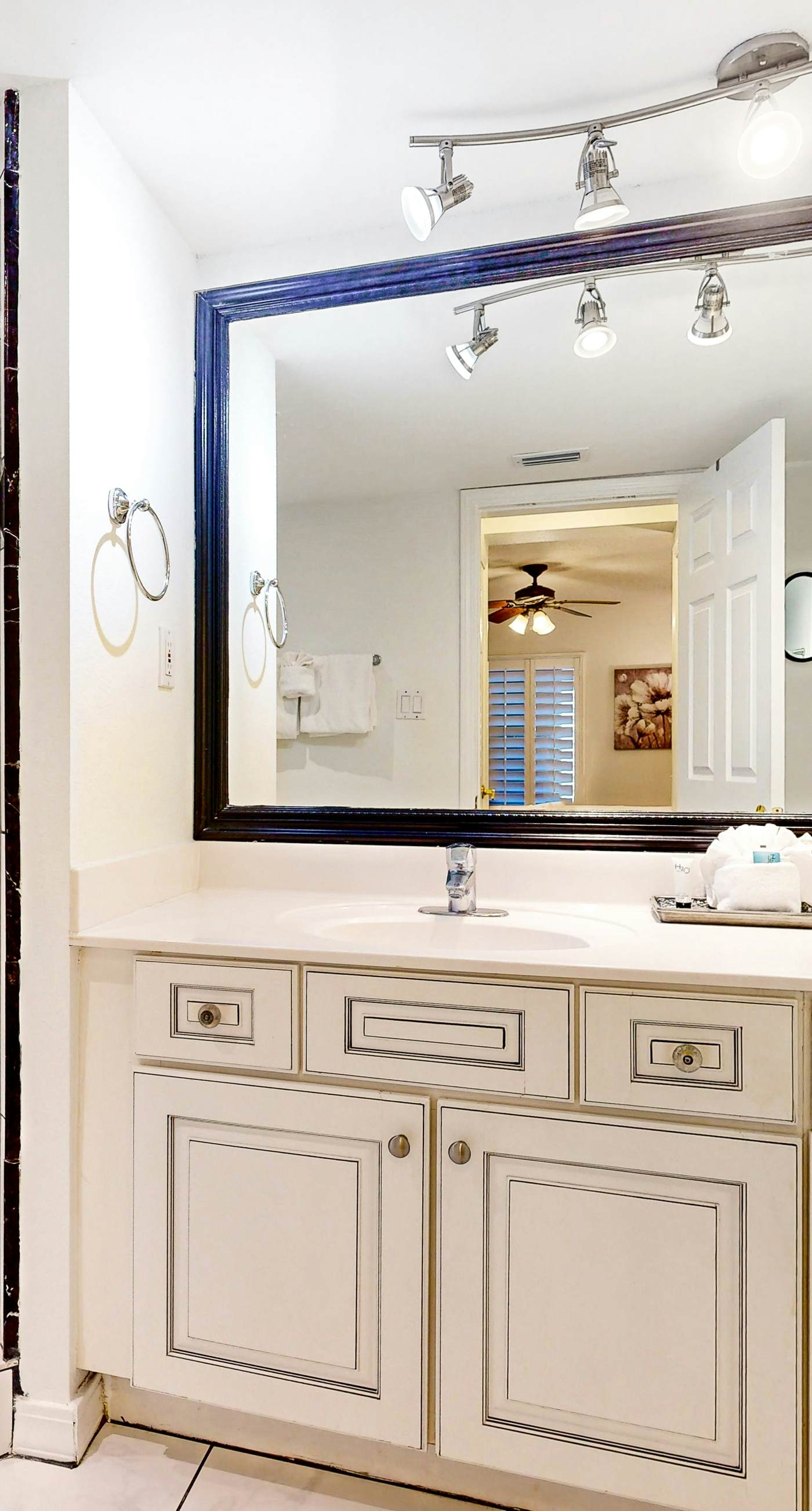 Islander E 7006 - Seventh floor condo with ocean view, washer&dryer, and pool - walk to dining