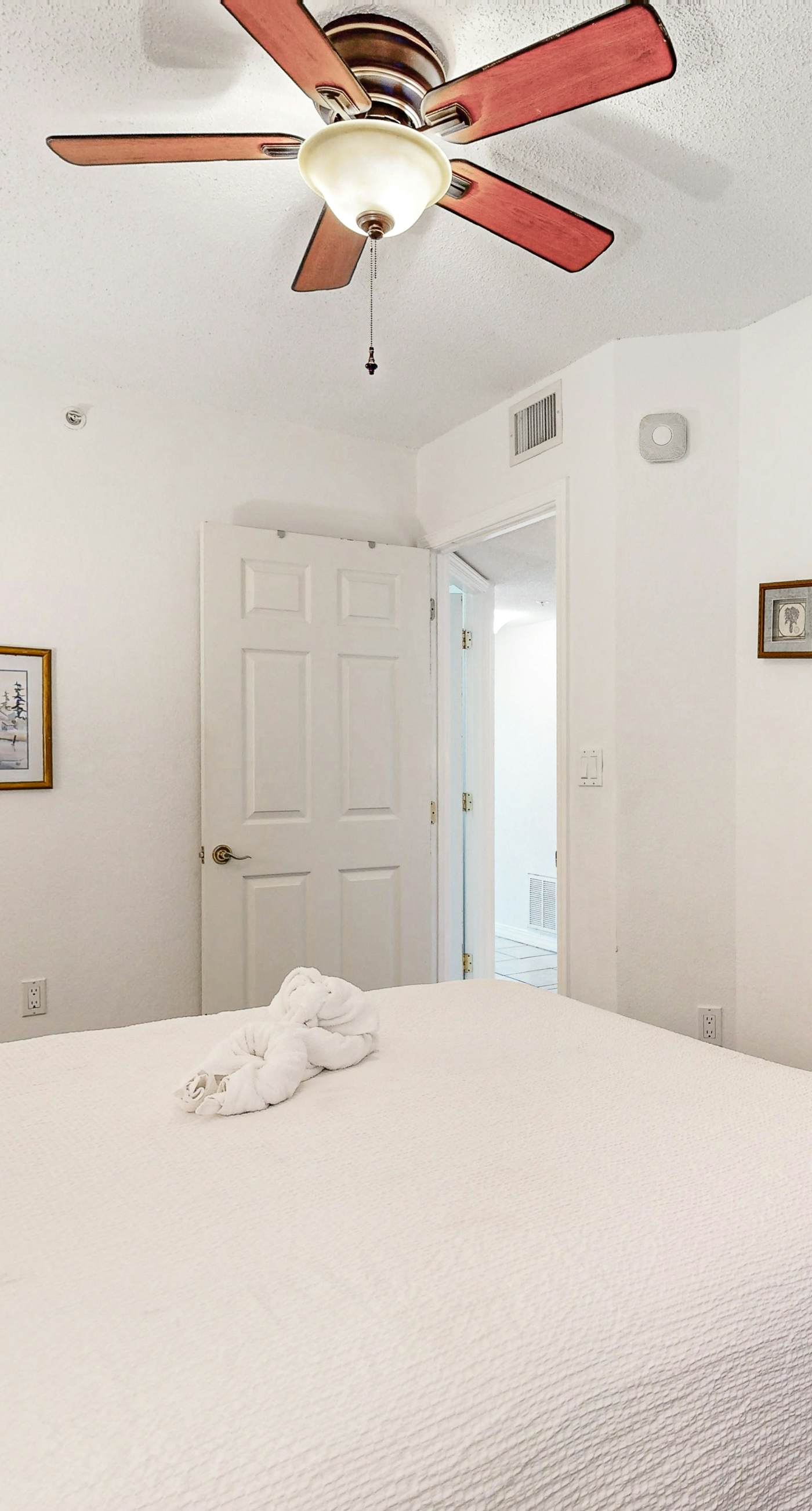 Islander E 7006 - Seventh floor condo with ocean view, washer&dryer, and pool - walk to dining