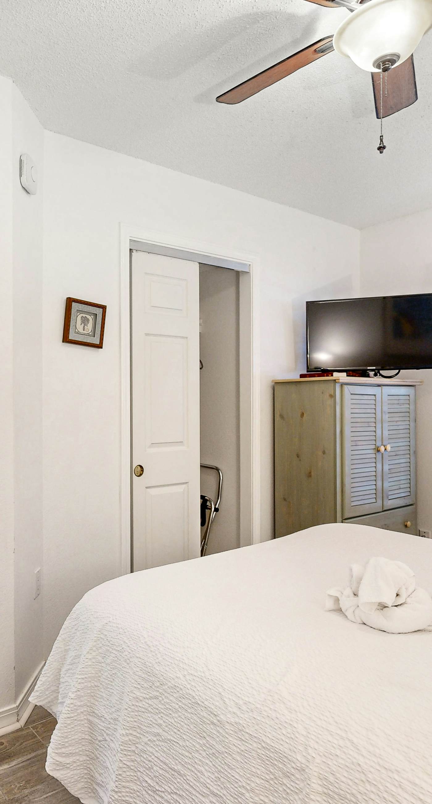 Islander E 7006 - Seventh floor condo with ocean view, washer&dryer, and pool - walk to dining