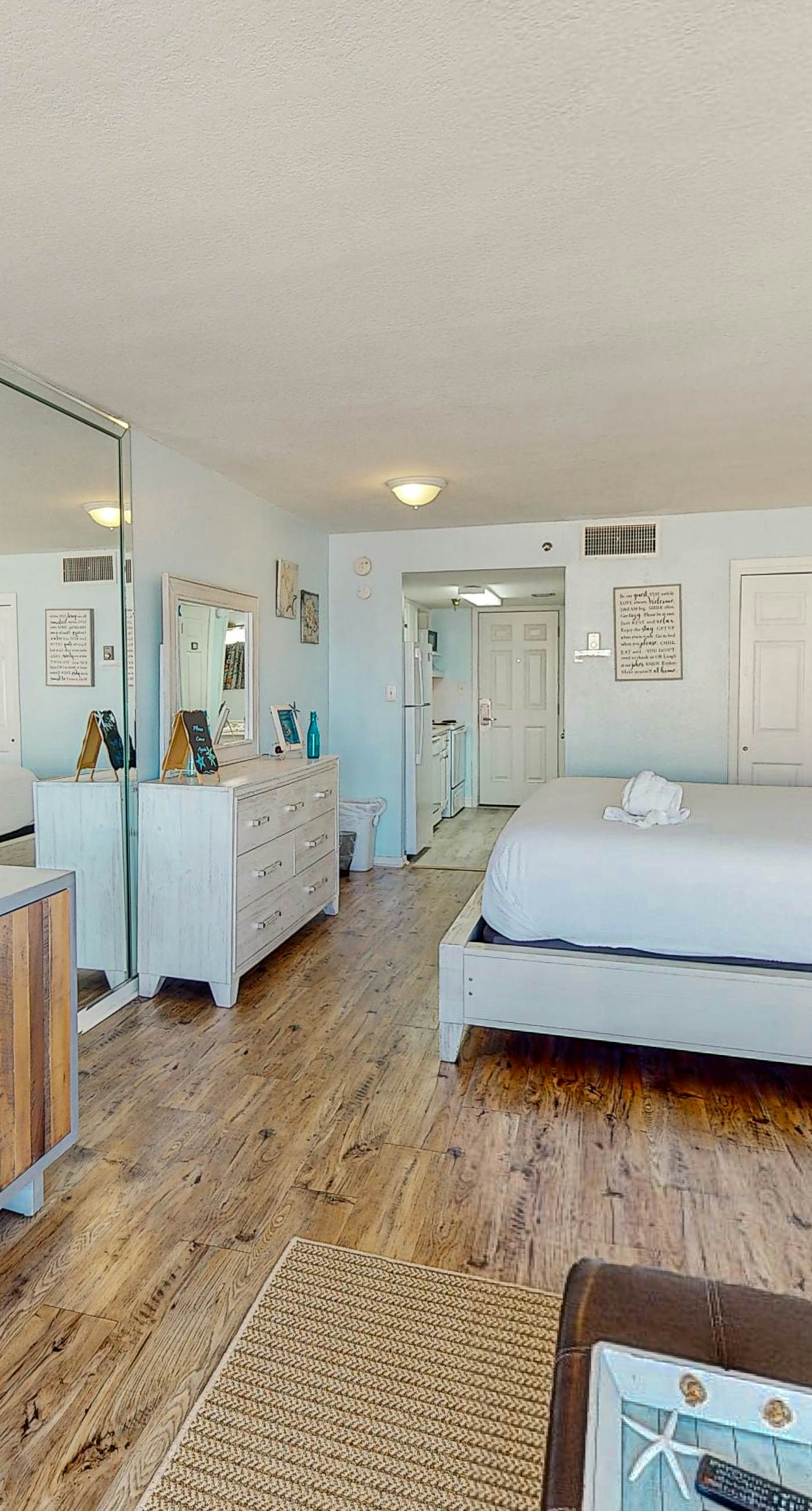 Islander W 605 - Sixth floor oceanfront condo with pool access, central AC, and sunset ocean view