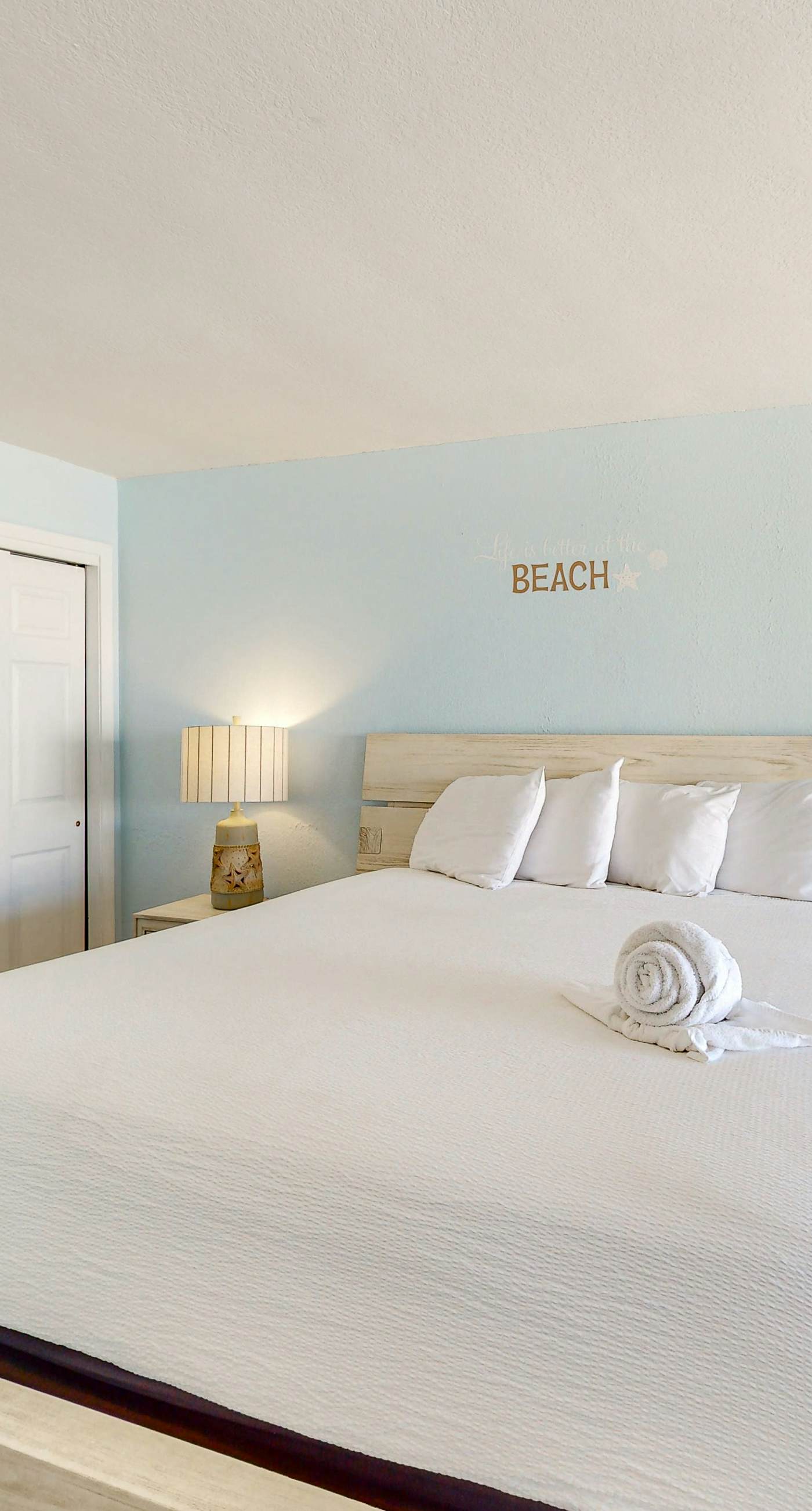 Islander W 605 - Sixth floor oceanfront condo with pool access, central AC, and sunset ocean view