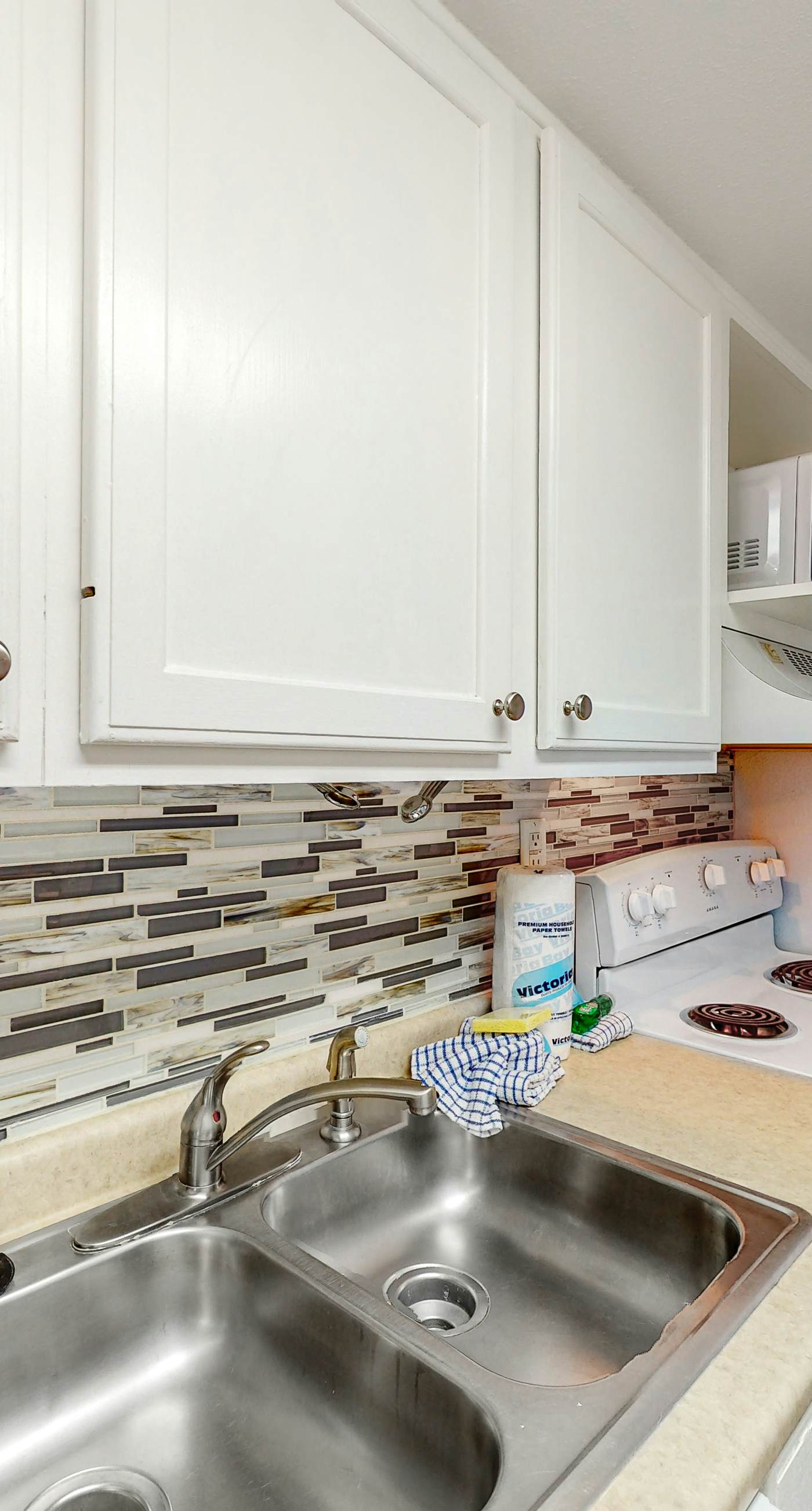 Islander W 605 - Sixth floor oceanfront condo with pool access, central AC, and sunset ocean view