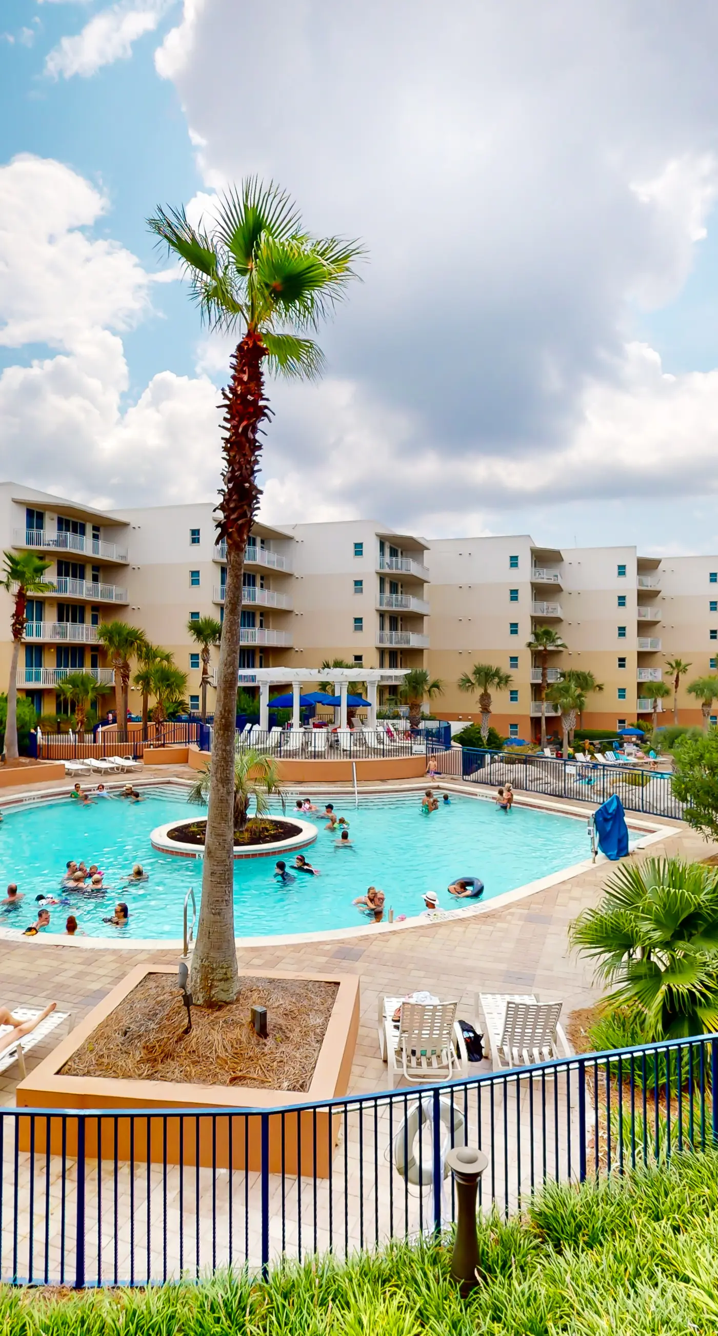 Ocean-view condo with heated pool, hot tub, gym & W/D - snowbird-friendly